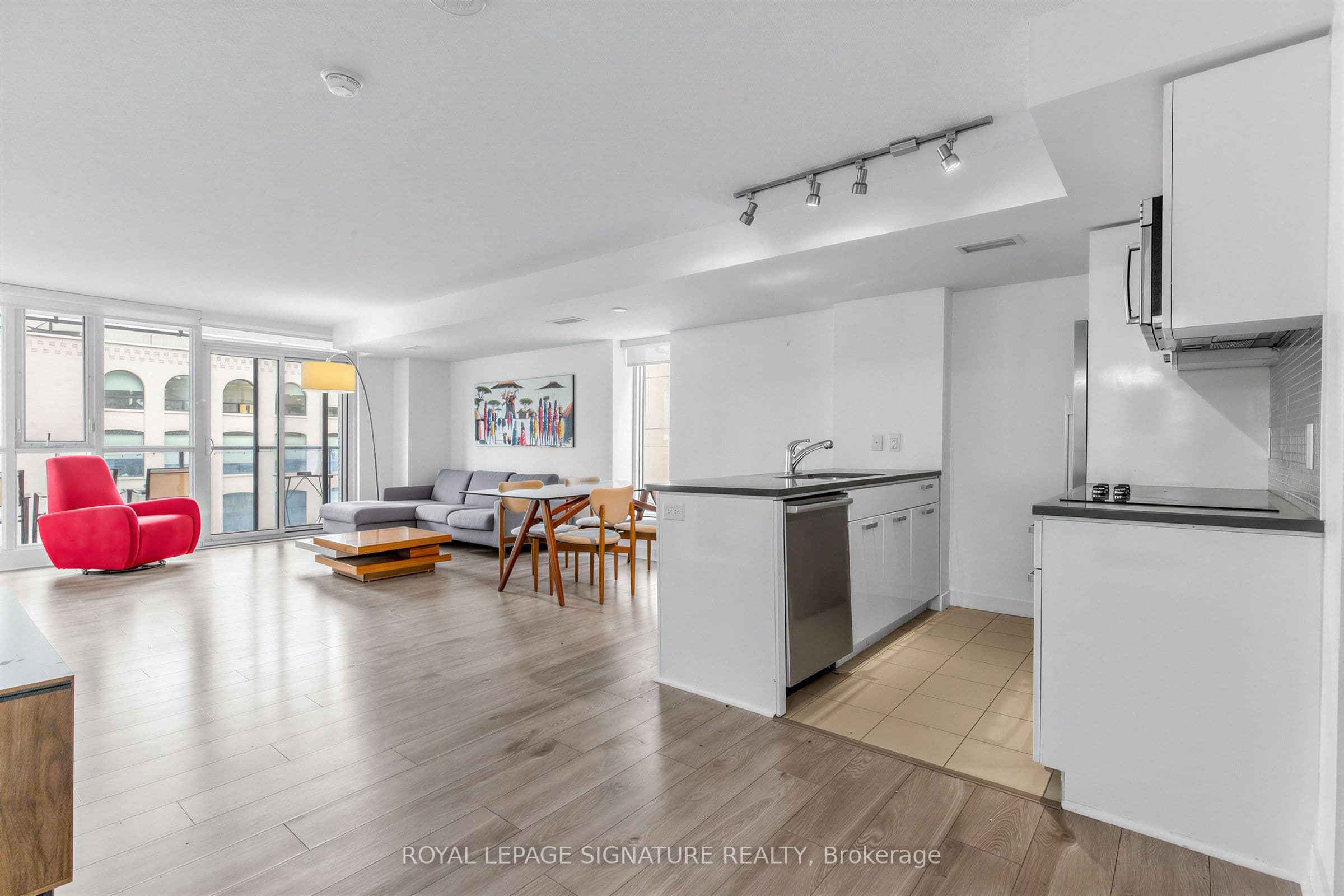 295 Adelaide Street W 414, Toronto, ON M5V 0L4