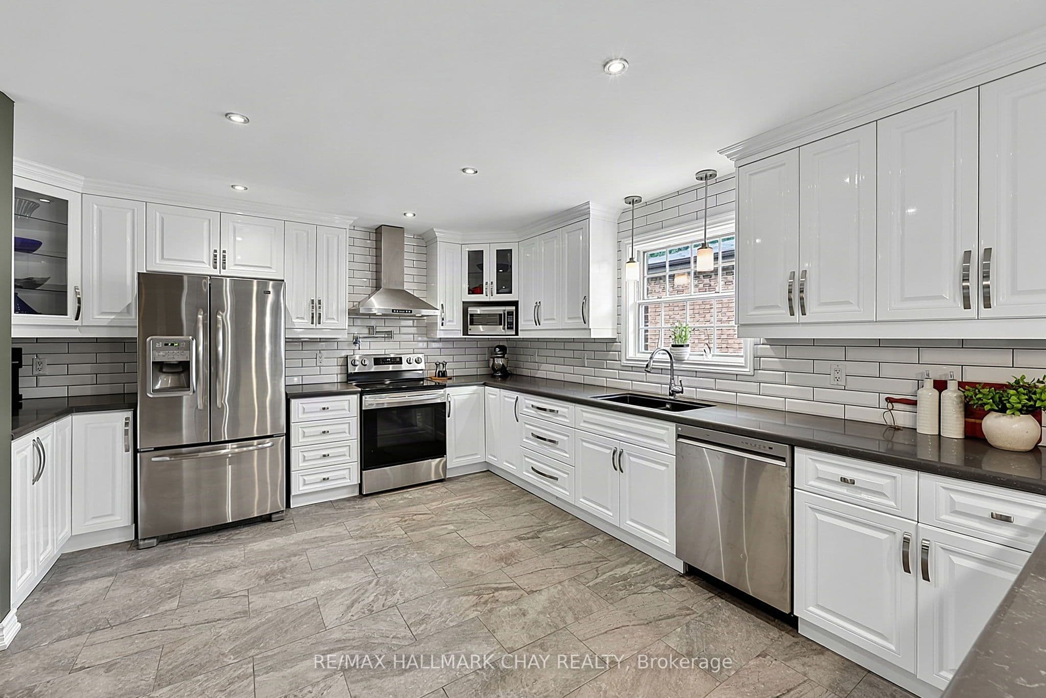 334 Parkwood Avenue, Bradford West Gwillimbury, ON L3Z 2E4