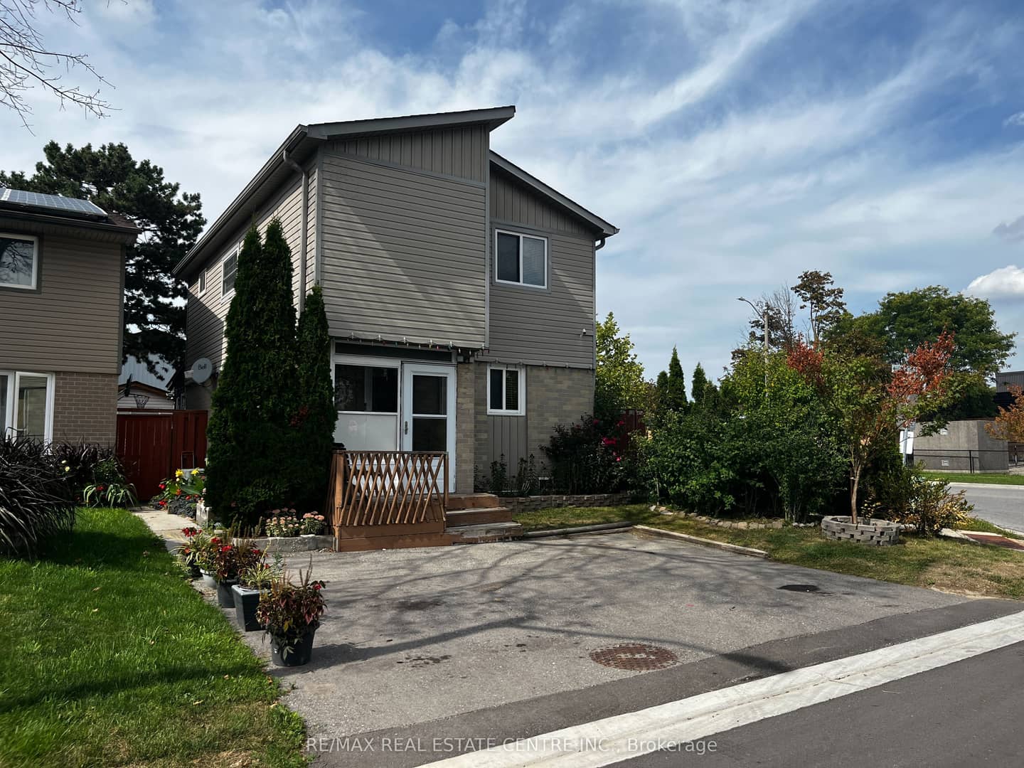 1 Hawkins Court, Brampton, ON L6S 2N7