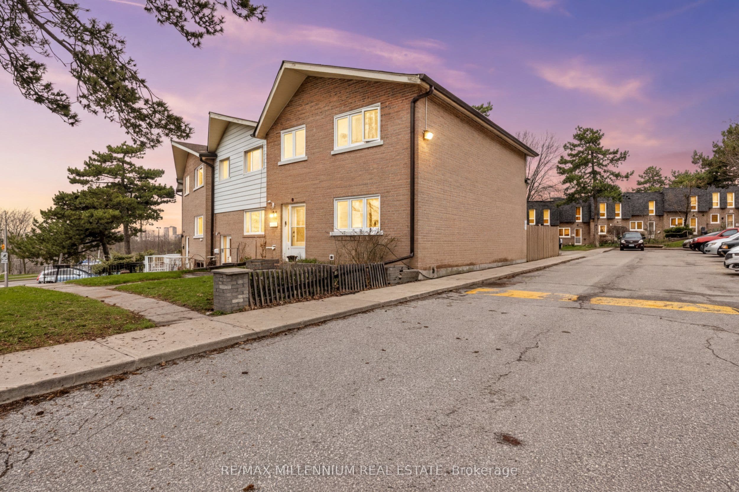10 Grandravine Drive 5, Toronto, ON M3J 1B1