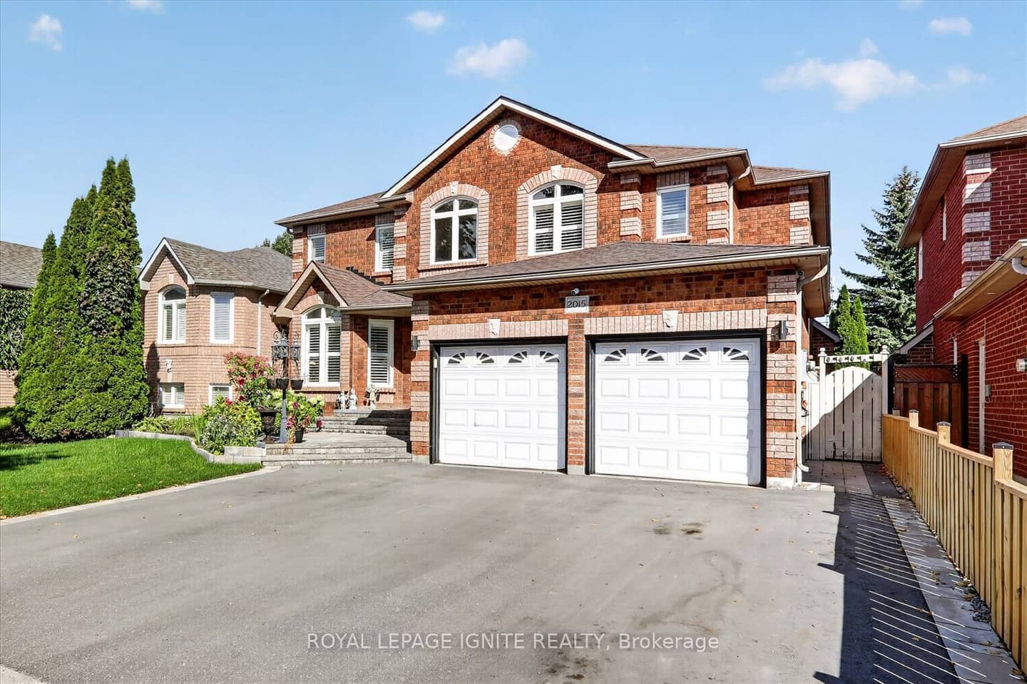 2015 Valewood Court, Oshawa, ON L1G 7X9