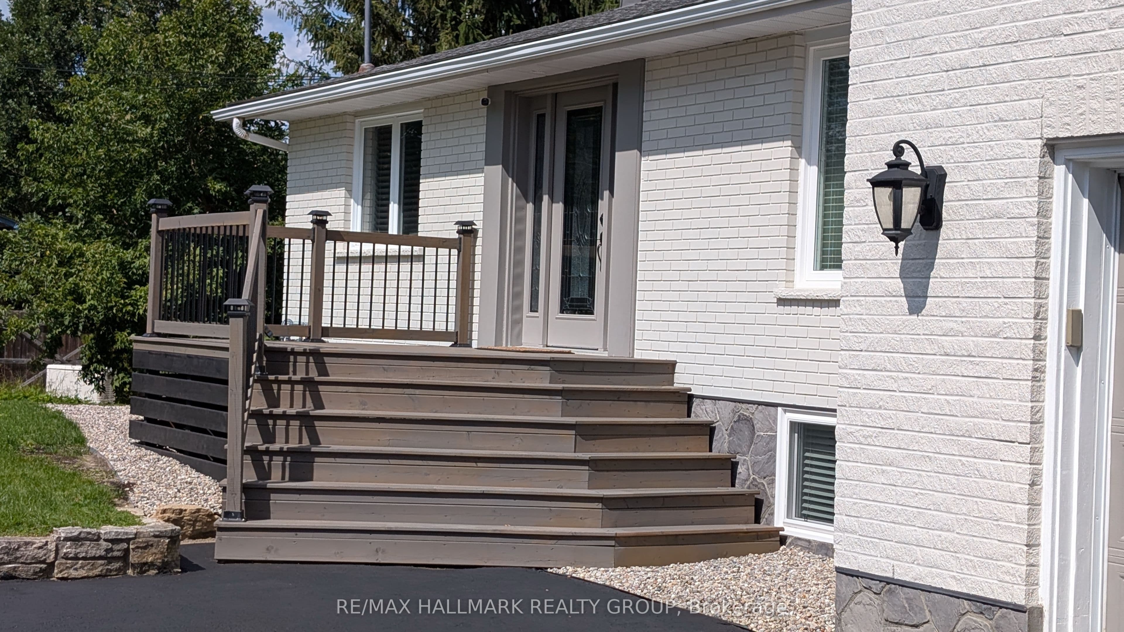 13 Bathurst Street, Kanata, ON K2W 1A7
