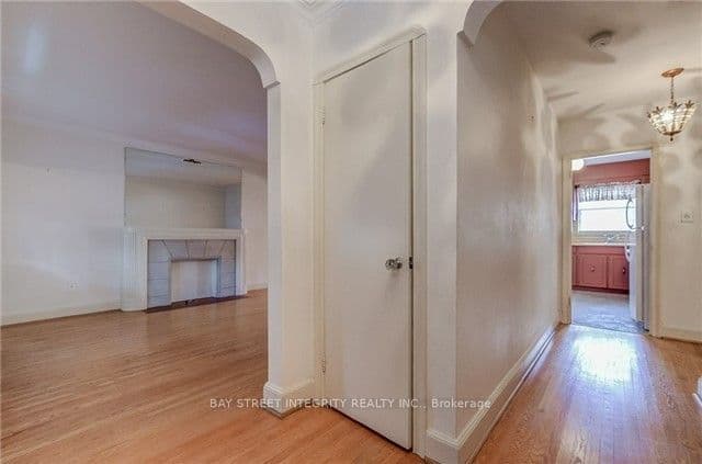 889 Royal York Road, Toronto, ON M8Y 2V5