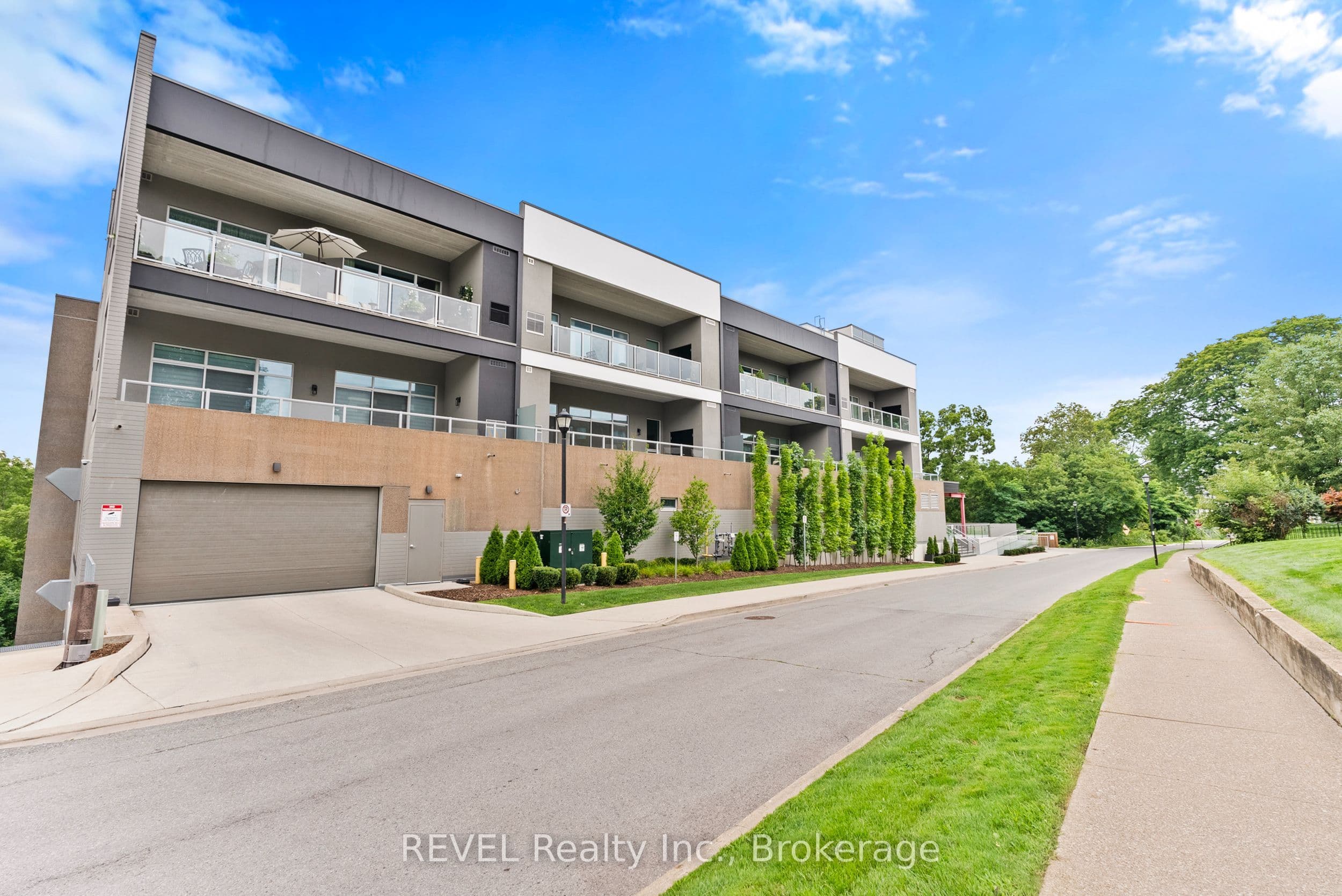 77 YATES Street 404, St. Catharines, ON L2R 0C4