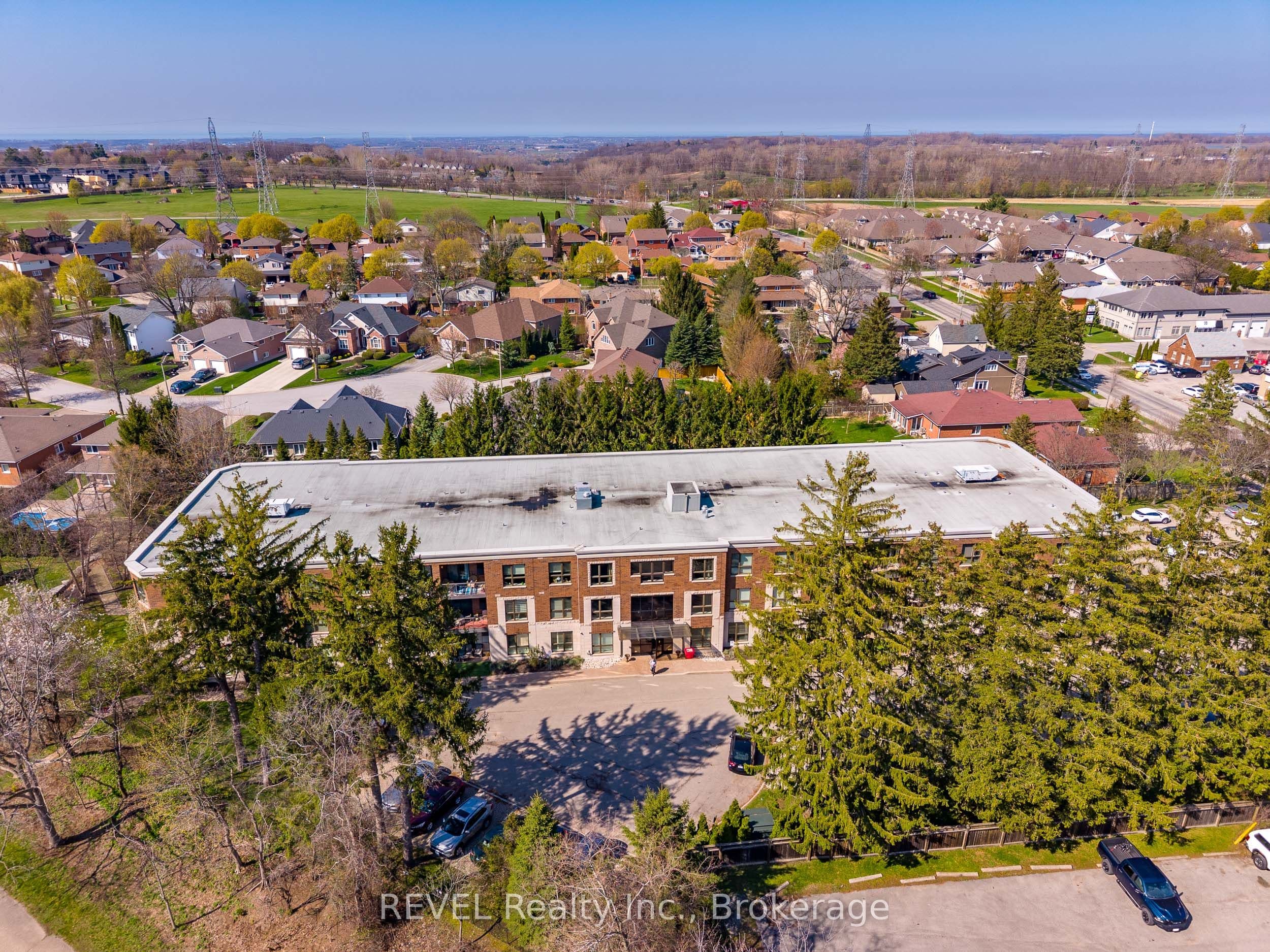 2799 St. Paul Avenue 212, Niagara Falls, ON L2J 2L3