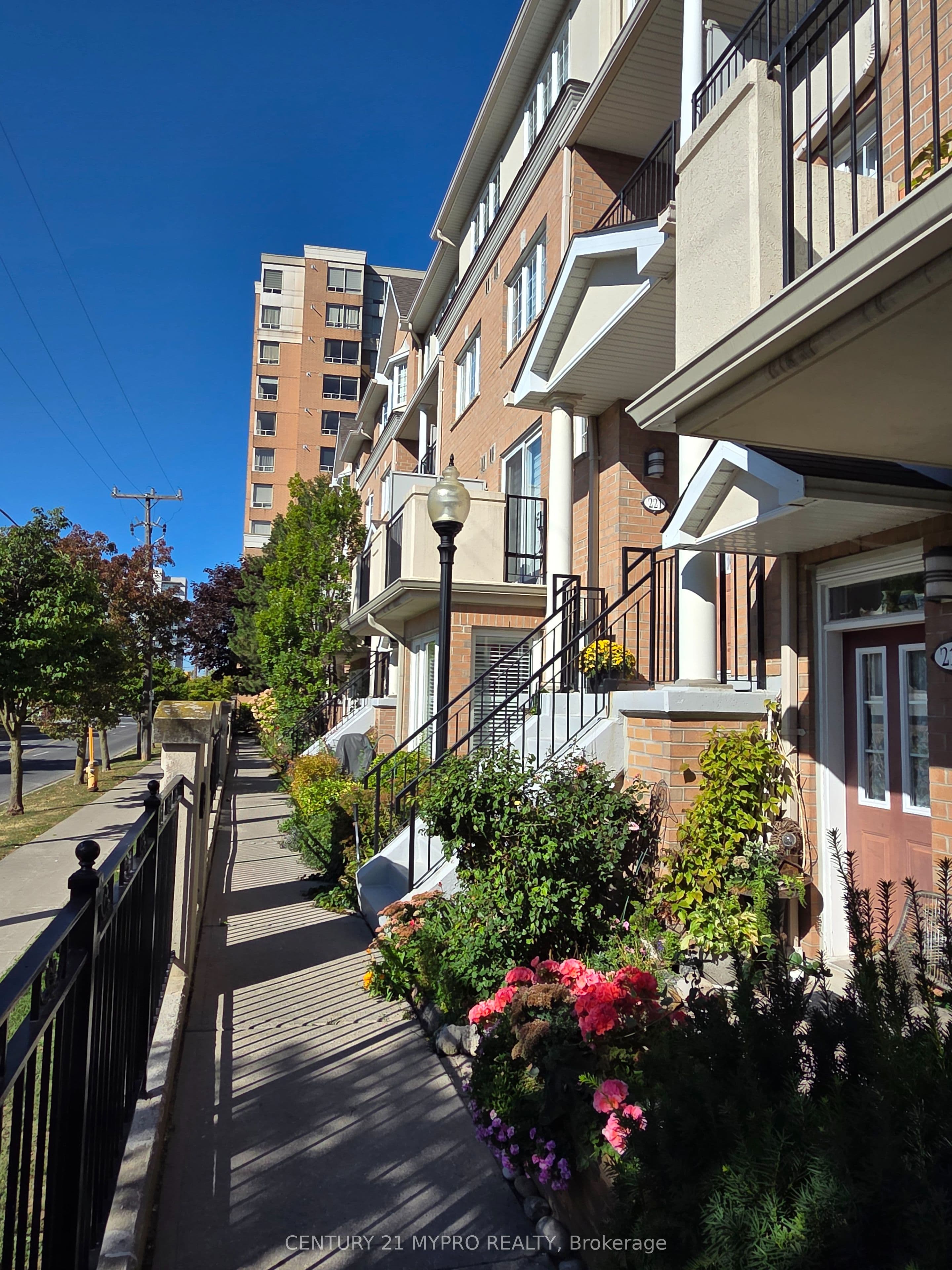 221 Grandview Way, Toronto, ON M2N 6V3