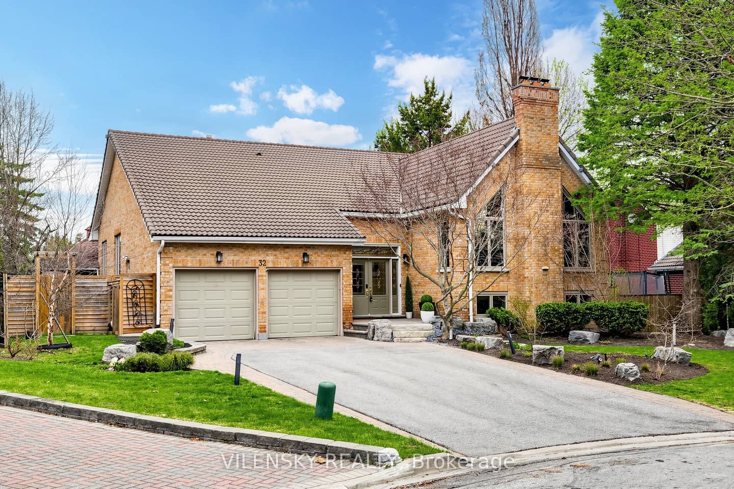 32 Whitfield Court, Aurora, ON L4G 5L7