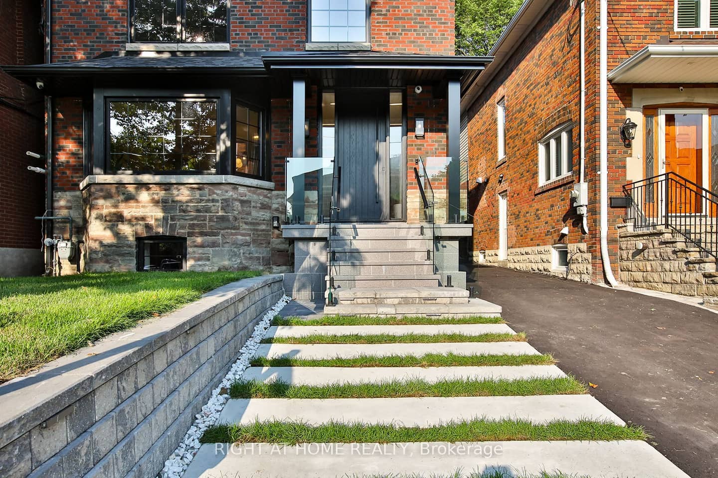 106 Eastbourne Avenue, Toronto, ON M5P 2G3
