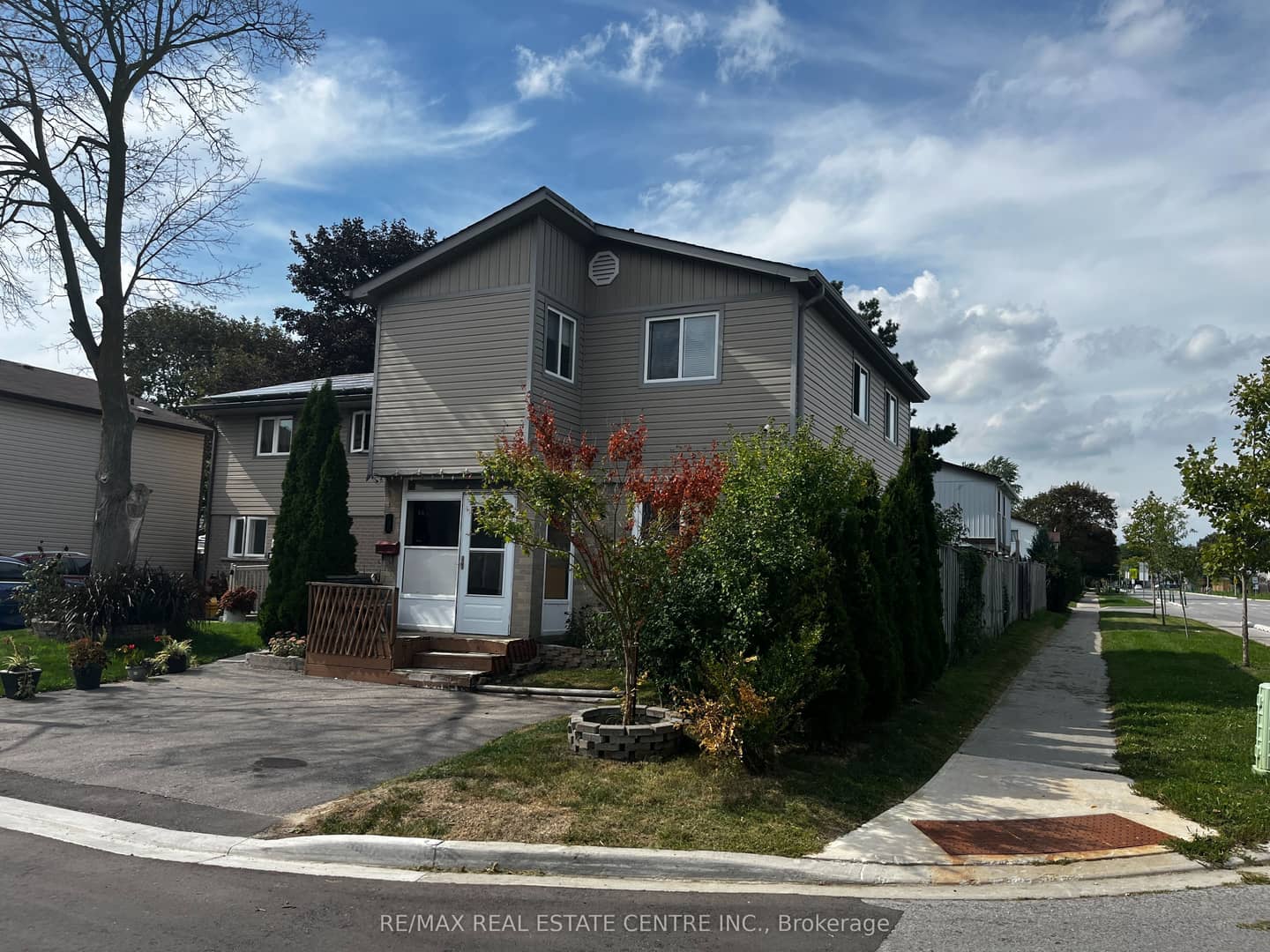 1 Hawkins Court, Brampton, ON L6S 2N7