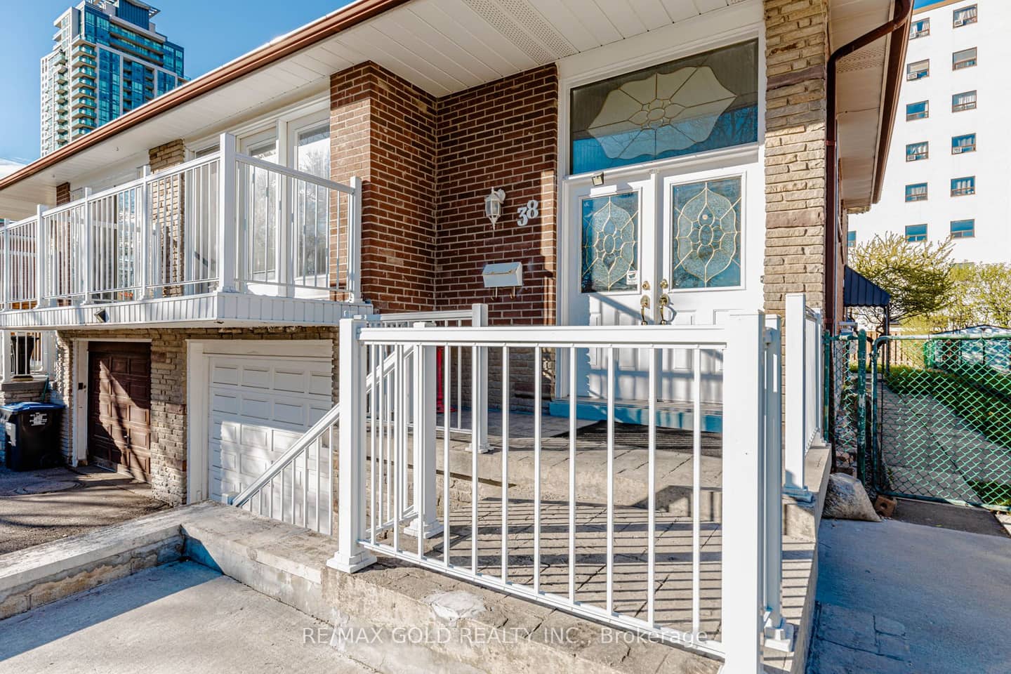 38 Achill Crescent, Mississauga, ON L5B 1L1