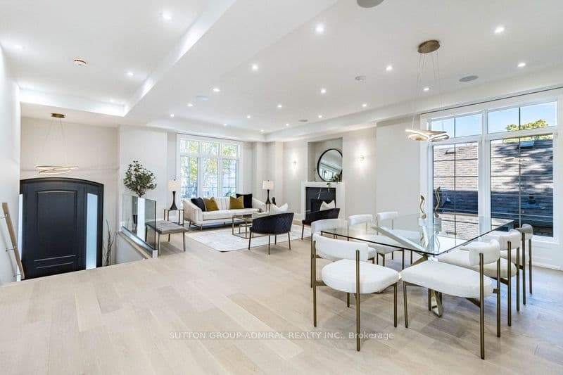 25 Yorkview Drive, Toronto, ON M8Z 2G1