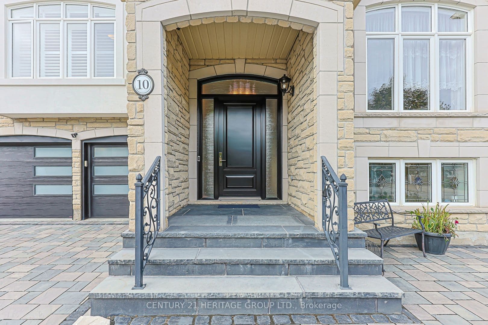 10 Weslock Crescent W, Aurora, ON L4G 7Y9