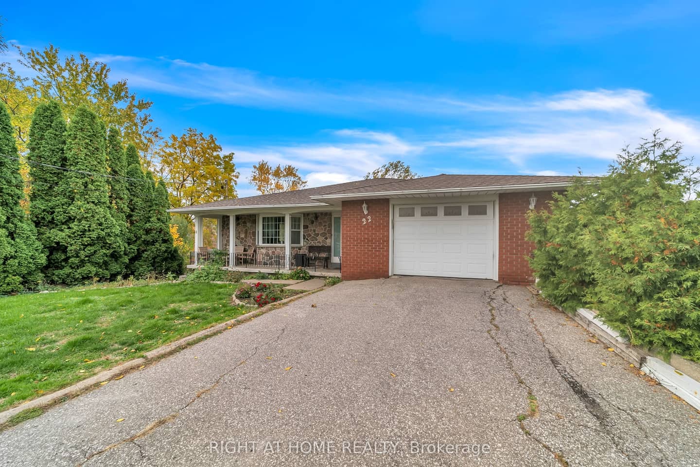22 Hamilton Drive, Newmarket, ON L3Y 3E8