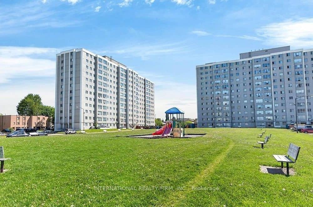 50 Lotherton Pathway 1111, Toronto, ON M6B 2G8