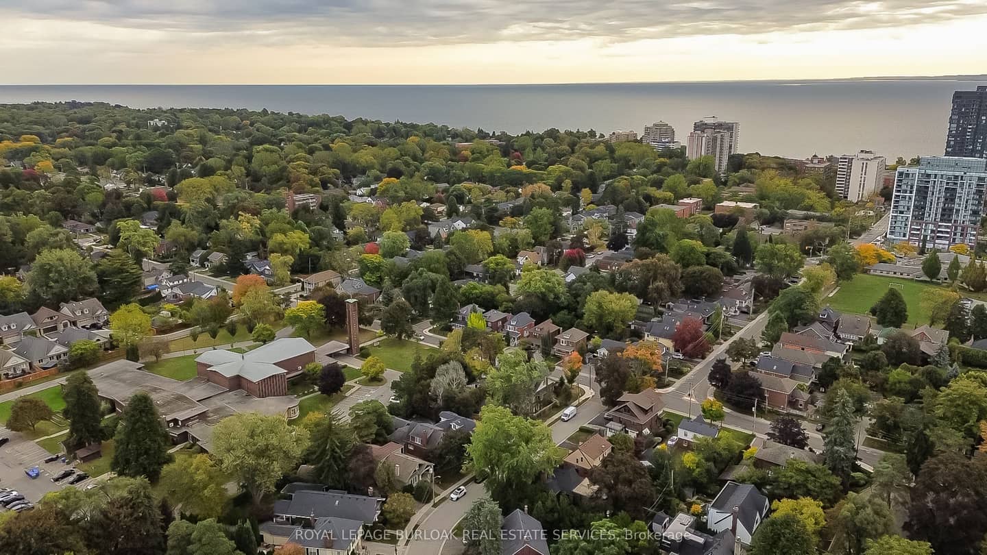 2104 Emerald Crescent, Burlington, ON L7R 1N3