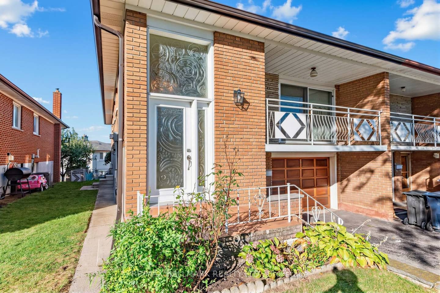 18 Sorlyn Avenue, Toronto, ON M6L 1H8