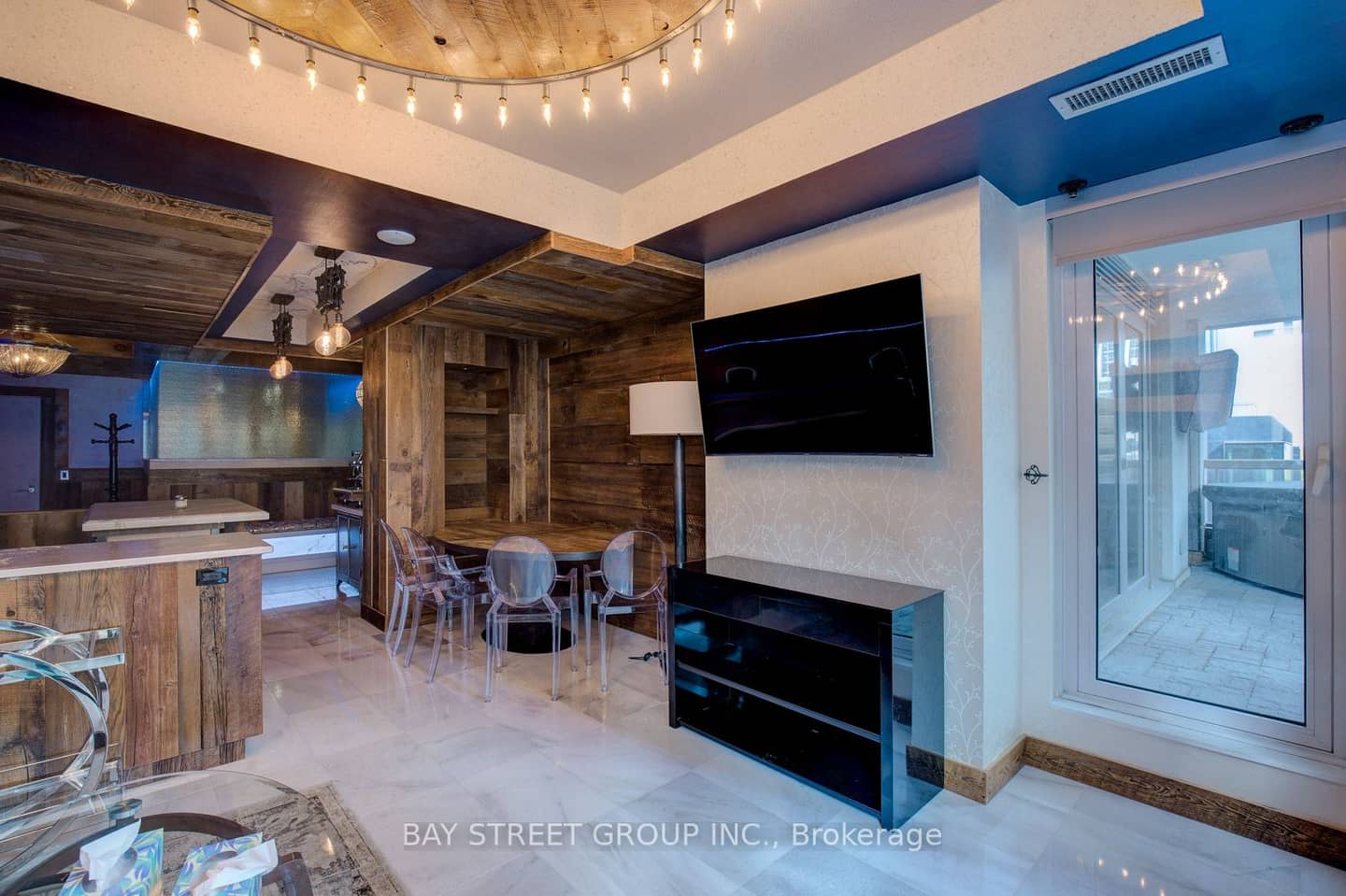 68 Yorkville Avenue 301, Toronto, ON M5R 3V7