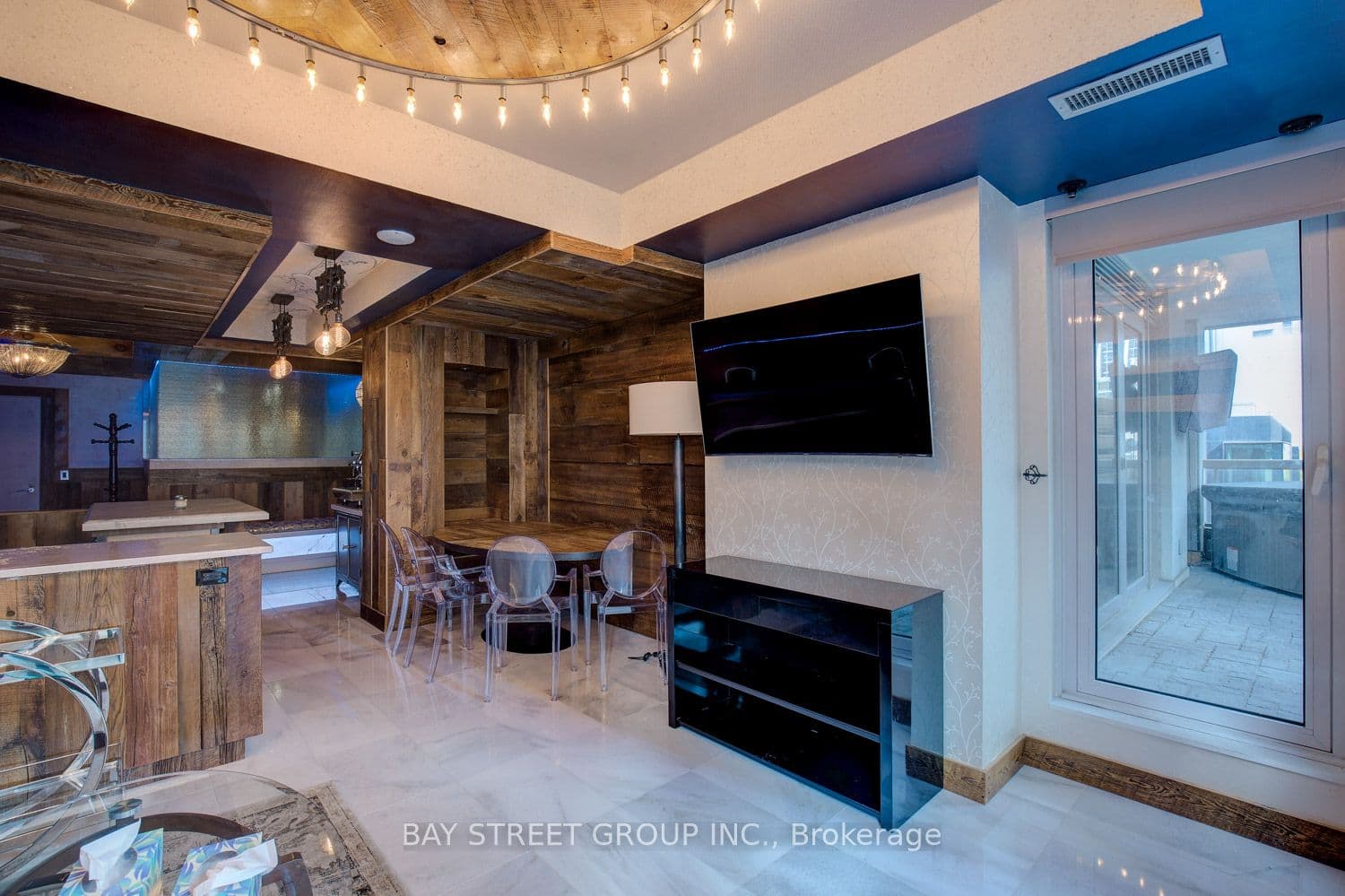 68 Yorkville Avenue 301, Toronto, ON M5R 3V7