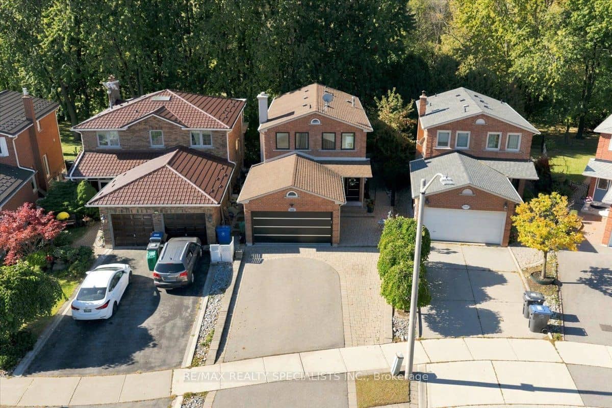 1131 Highgate Place, Mississauga, ON L4W 3H3
