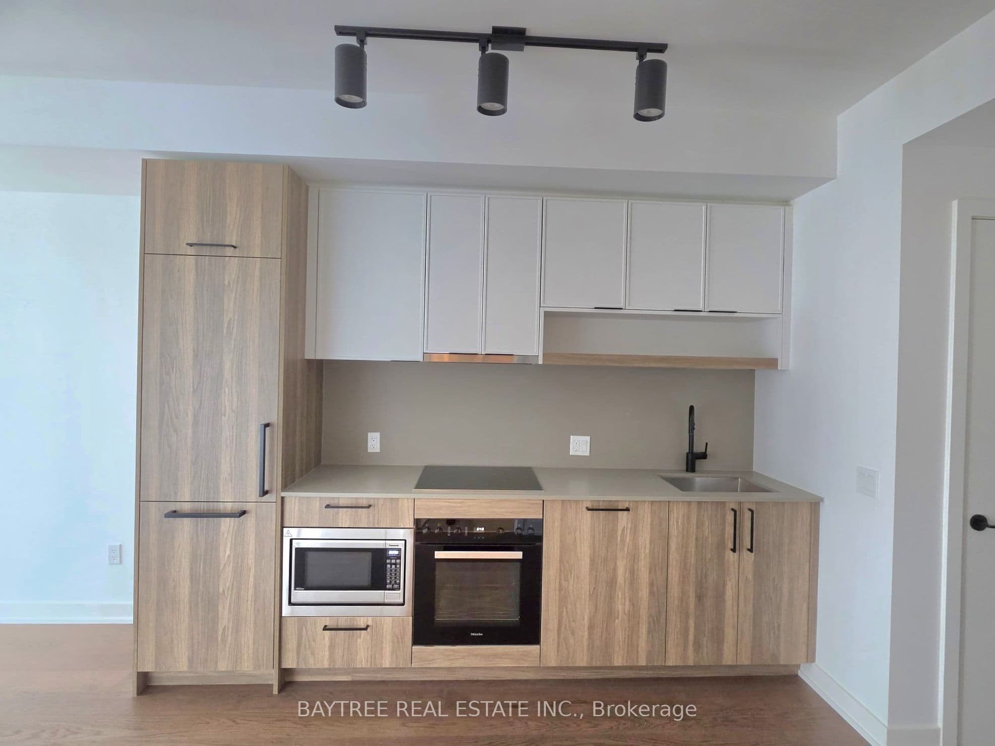 89 Montclair Avenue 1515, Toronto, ON M5P 0A9