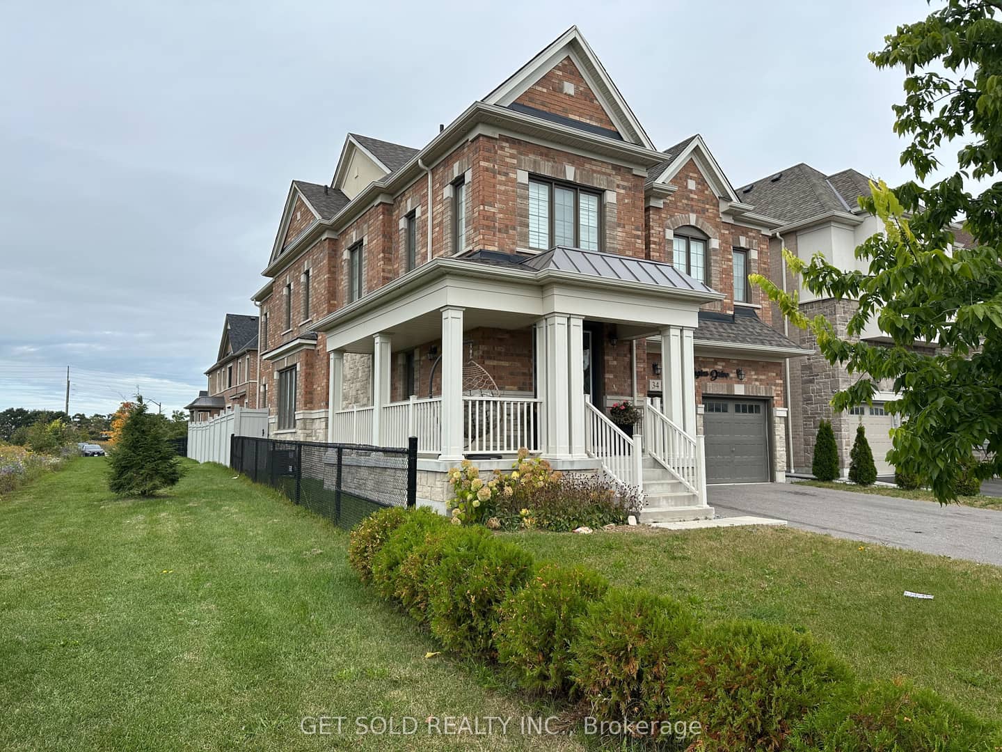 34 Huggins Drive, Whitby, ON L1P 0N4