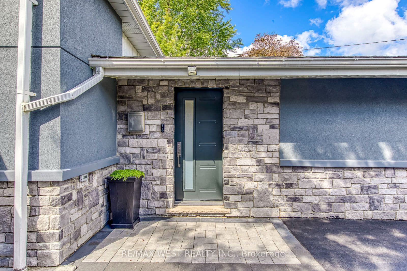 6 Millview Court, Toronto, ON M9W 3K7