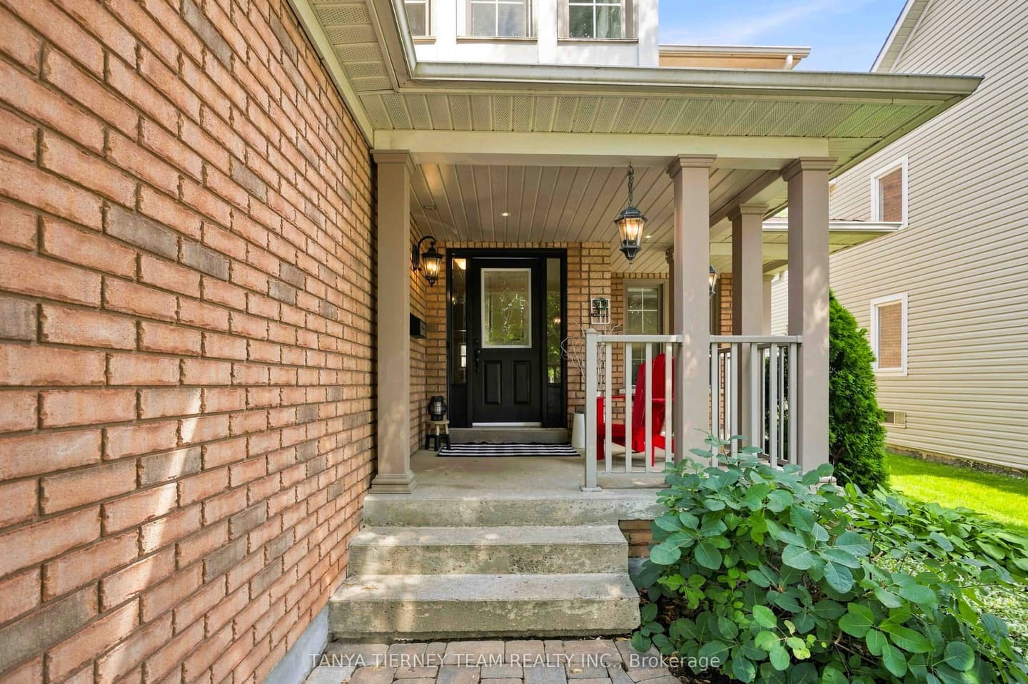 16 Waring Avenue, Whitby, ON L1M 1G4