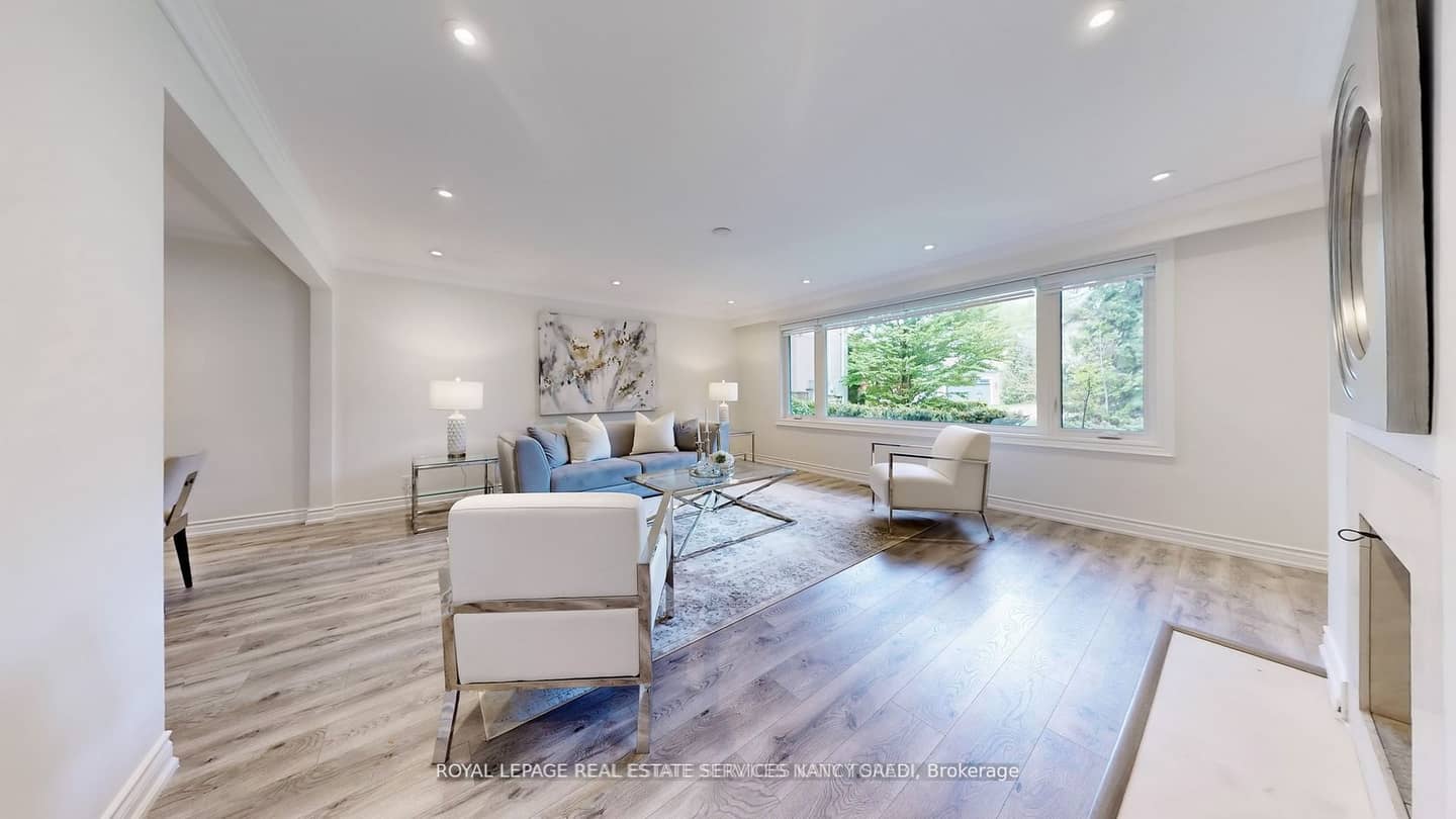 15 Farrington Drive, Toronto, ON M2L 2B4