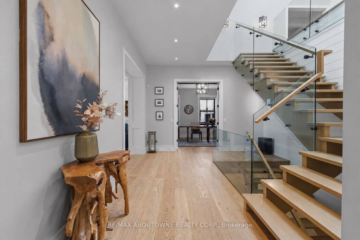 489 Lakeshore Road W, Oakville, ON L6K 1G4