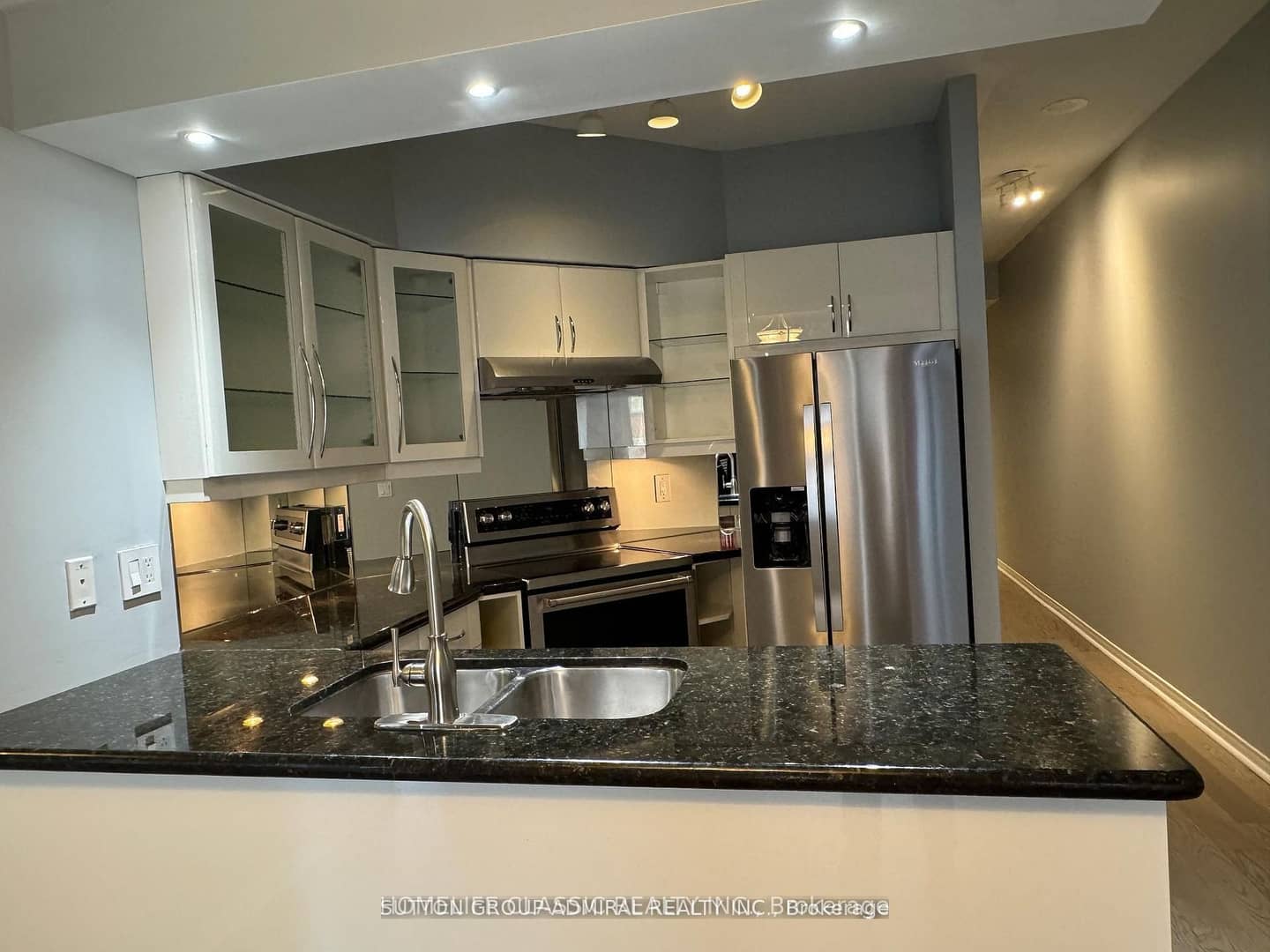 909 Bay Street 905, Toronto, ON M5S 3G2