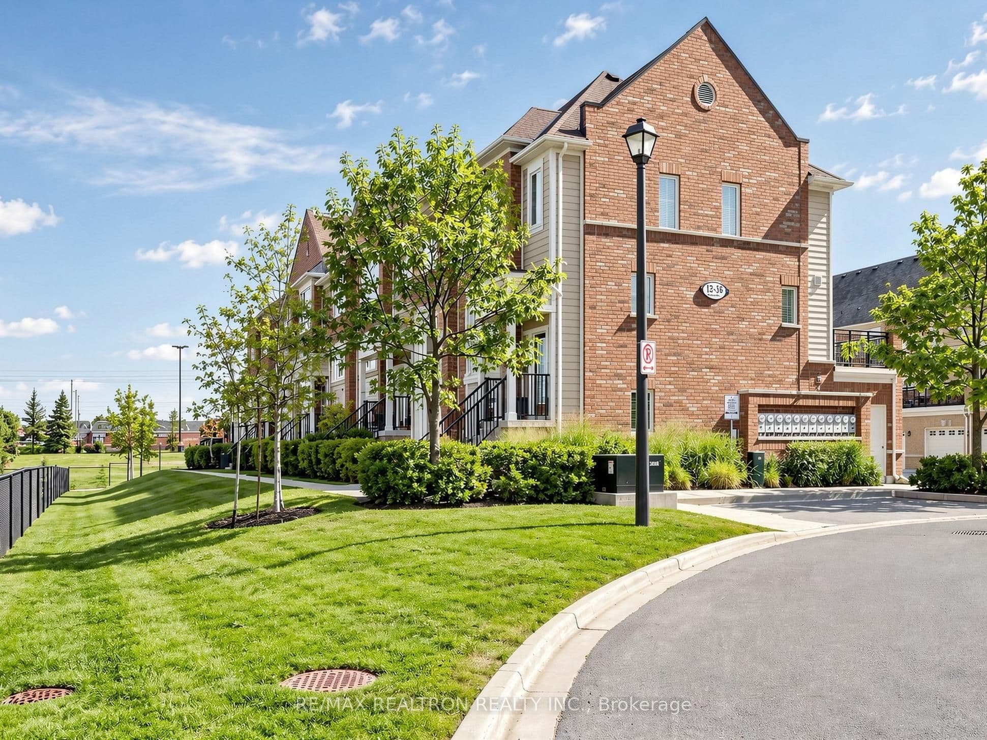 16 Walter Dove Court, Aurora, ON L4G 0S8