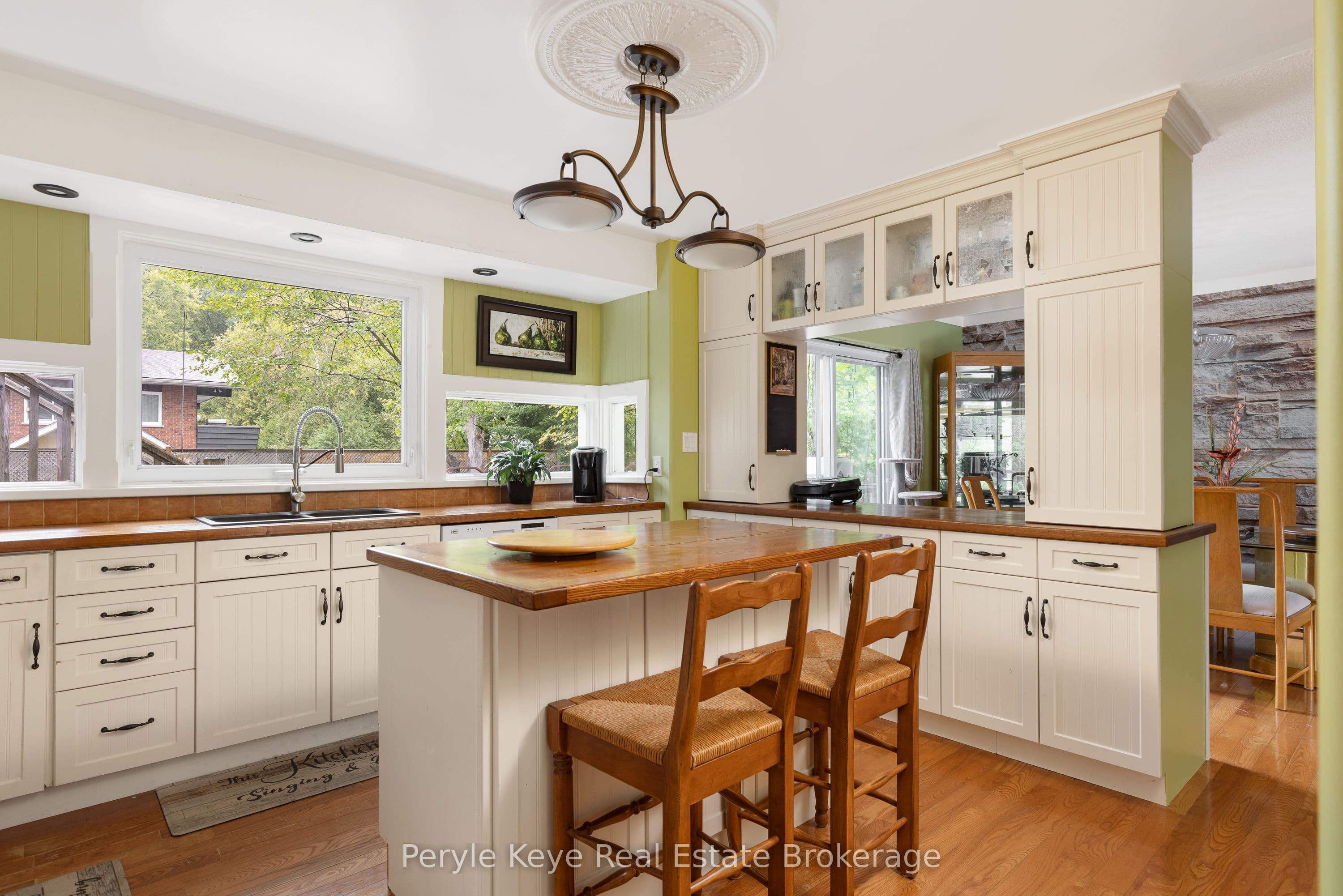 37 Woodland Drive, Bracebridge, ON P1L 1M3