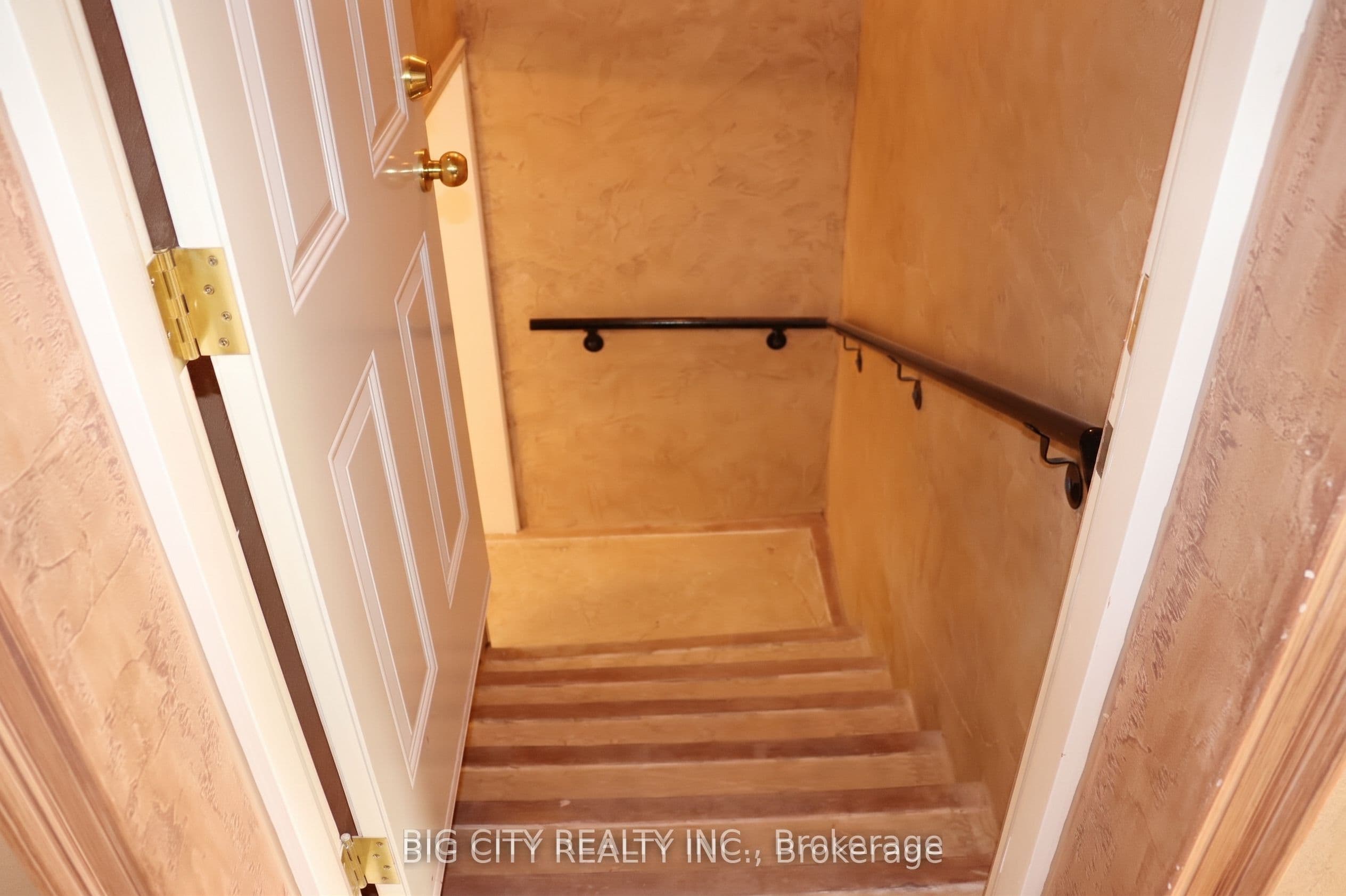 30 Lozoway Drive Lower, Toronto, ON M1K 2Y4