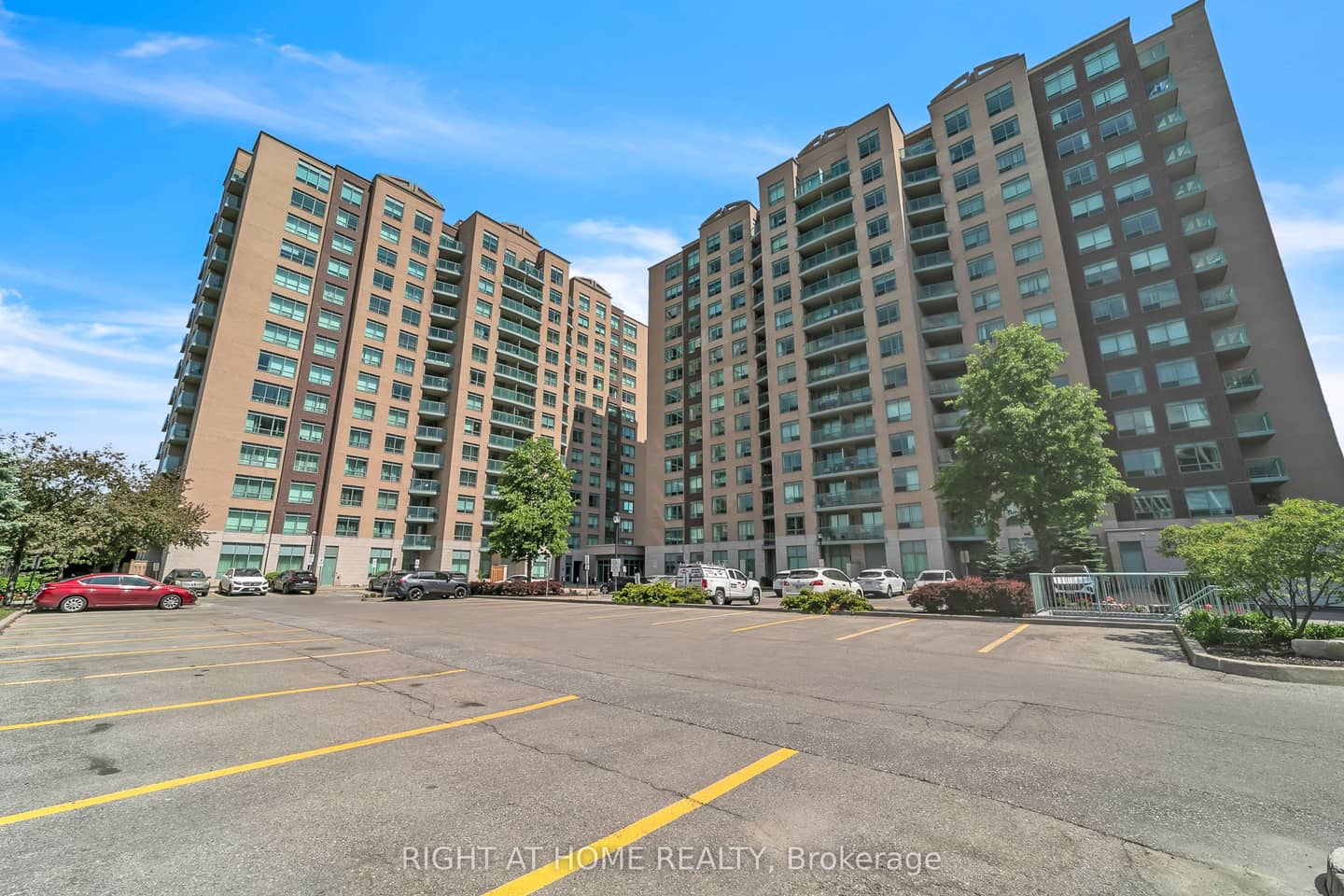 11 Oneida Crescent 1202, Richmond Hill, ON L4B 0A1