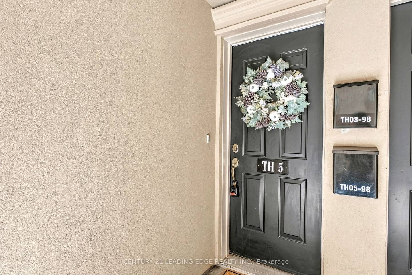 98 Carr Street TH5, Toronto, ON M5T 1B7