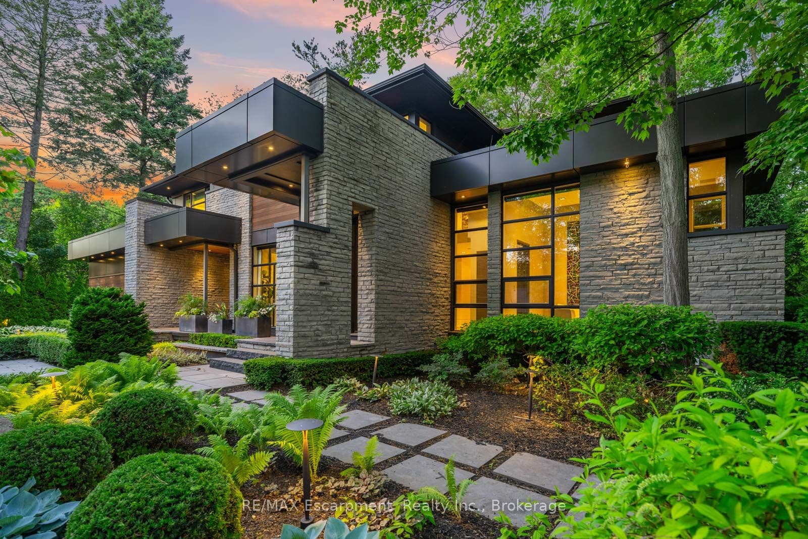 777 Shadeland Avenue, Burlington, ON L7T 2M2