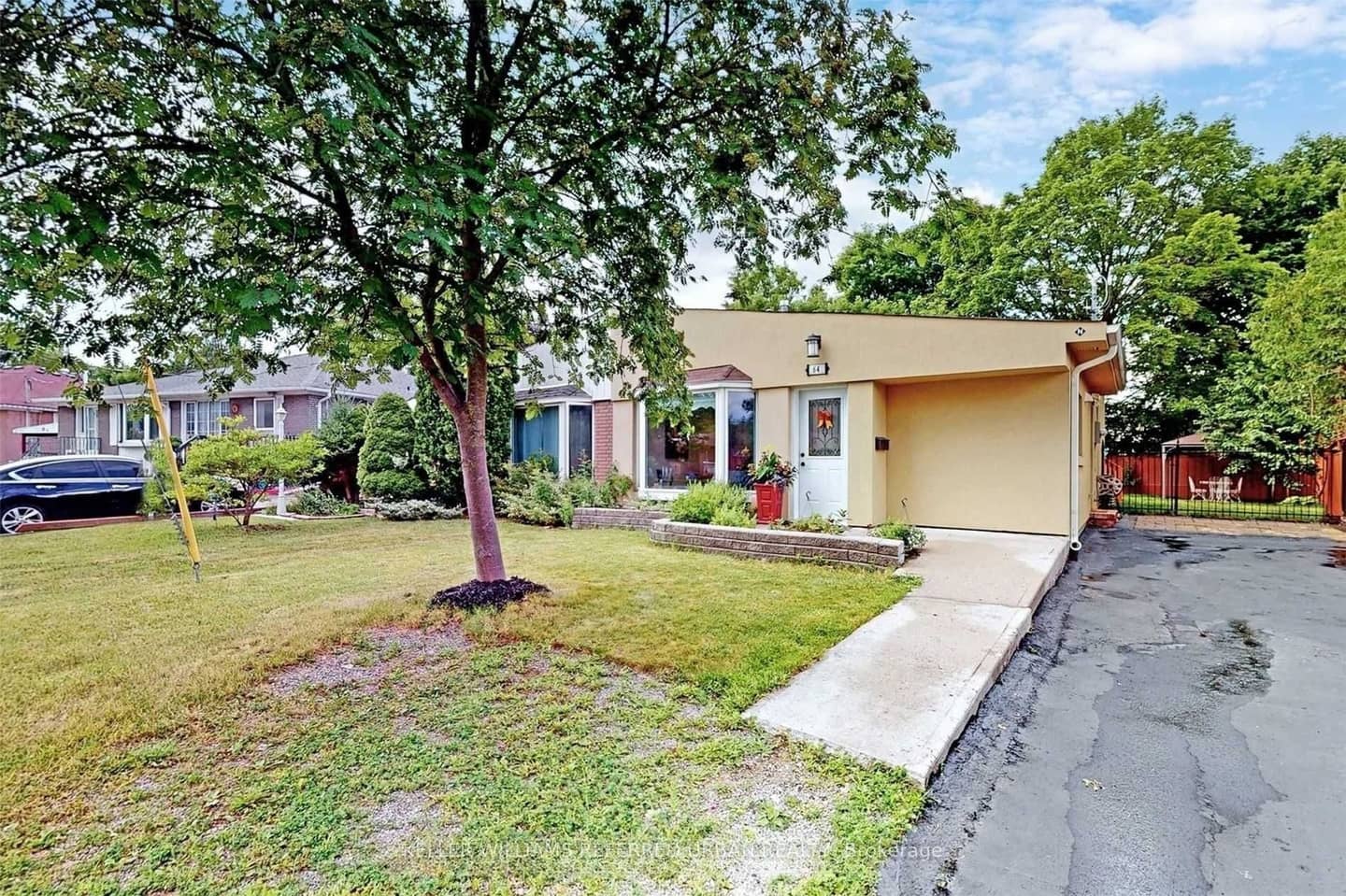 64 Lindsay Avenue, Newmarket, ON L3Y 4N6