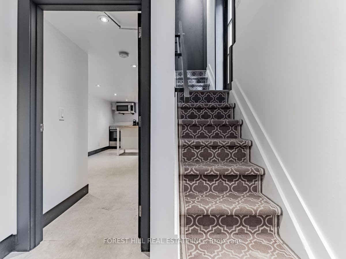 18 Sunnybrae Crescent Lower, Toronto, ON M6W 4W5