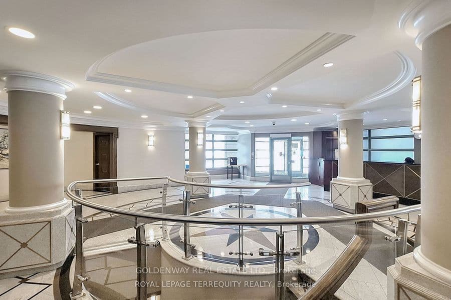 18 Pemberton Avenue 402, Toronto, ON M2M 4K9