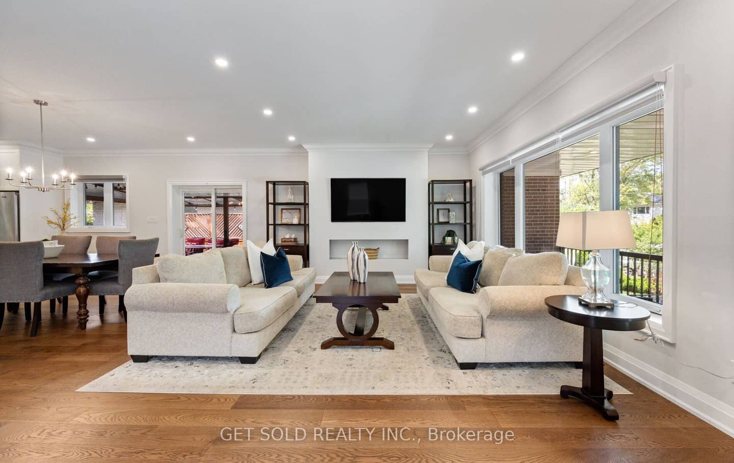 8 Hackmore Avenue, Toronto, ON M9W 3W3
