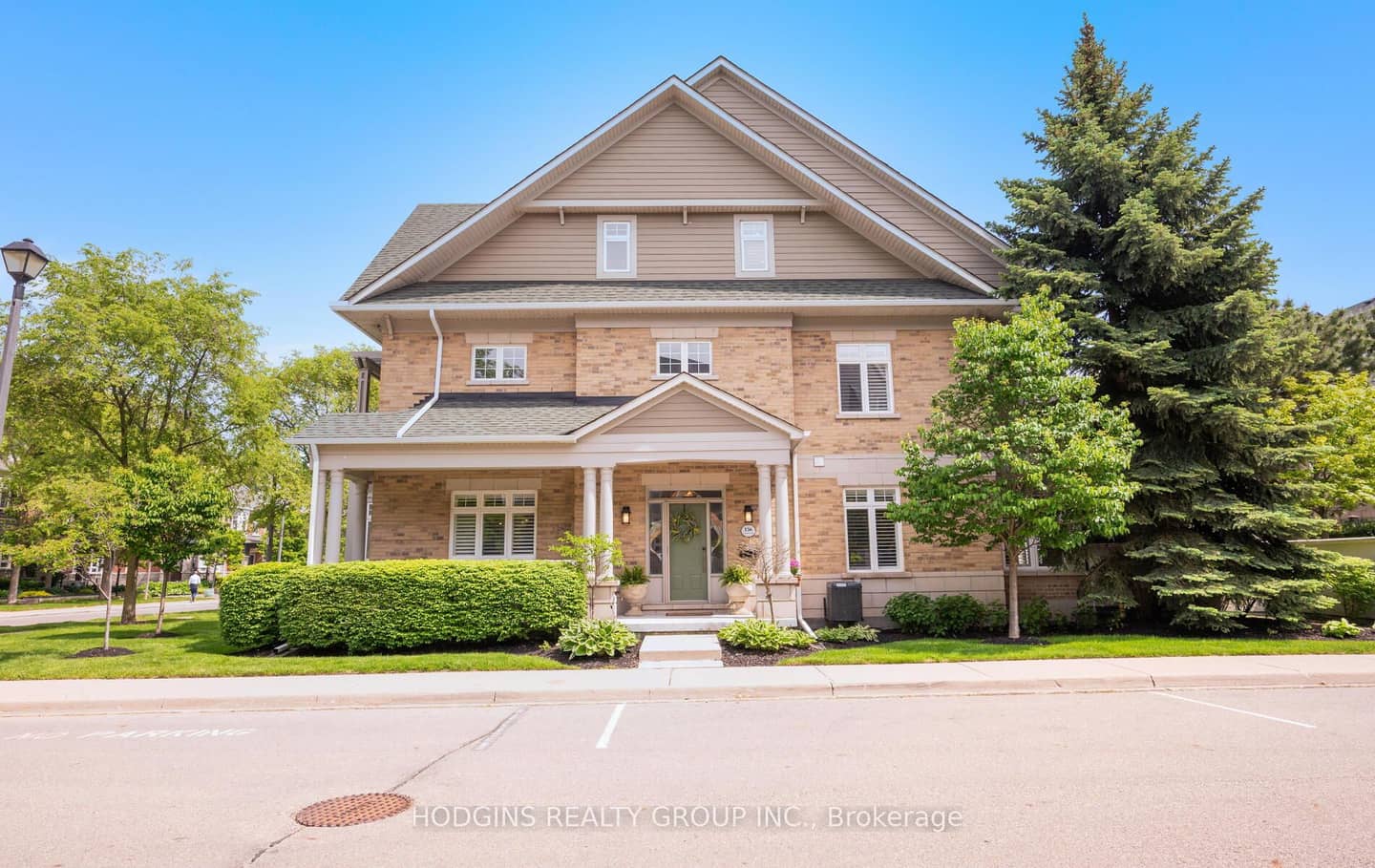 136 St Lawrence Drive 42, Mississauga, ON L5G 4V1