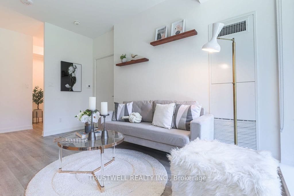 38 Simcoe Promenade 407, Markham, ON L6G 0H7