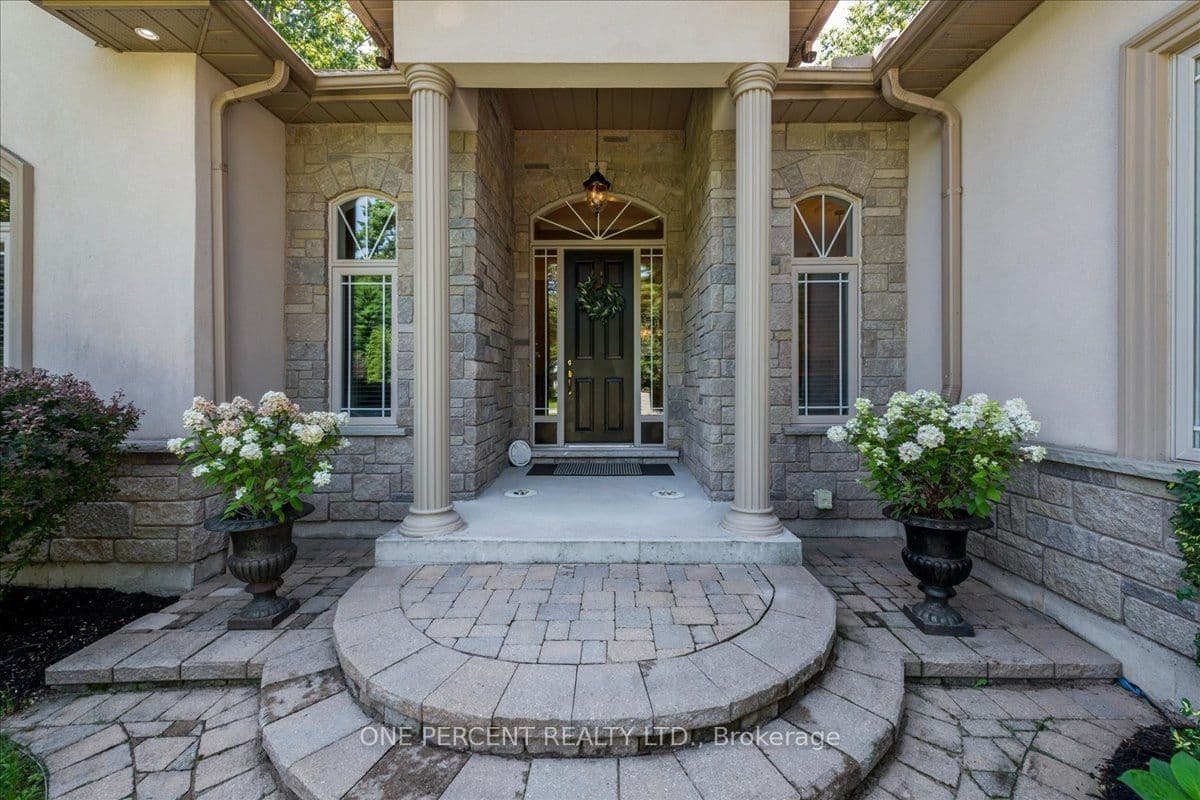 9 Laddie Lane, Springwater, ON L9X 0C3