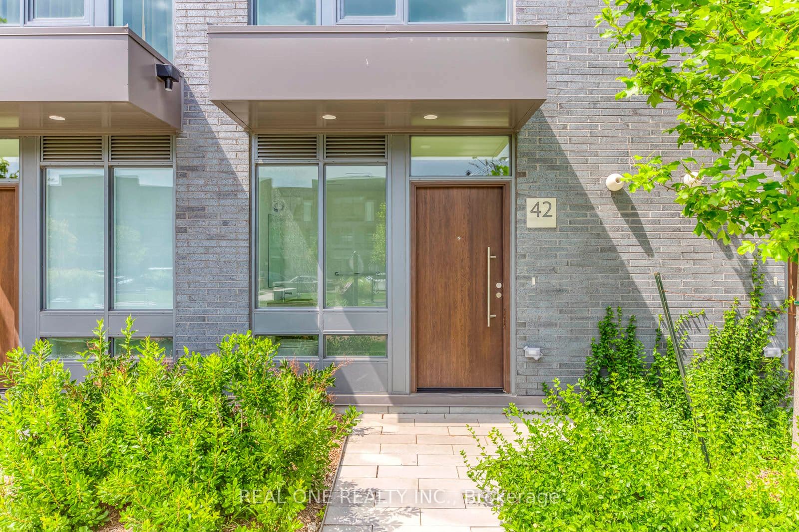 42 Sonic Way, Toronto, ON M3C 0P3