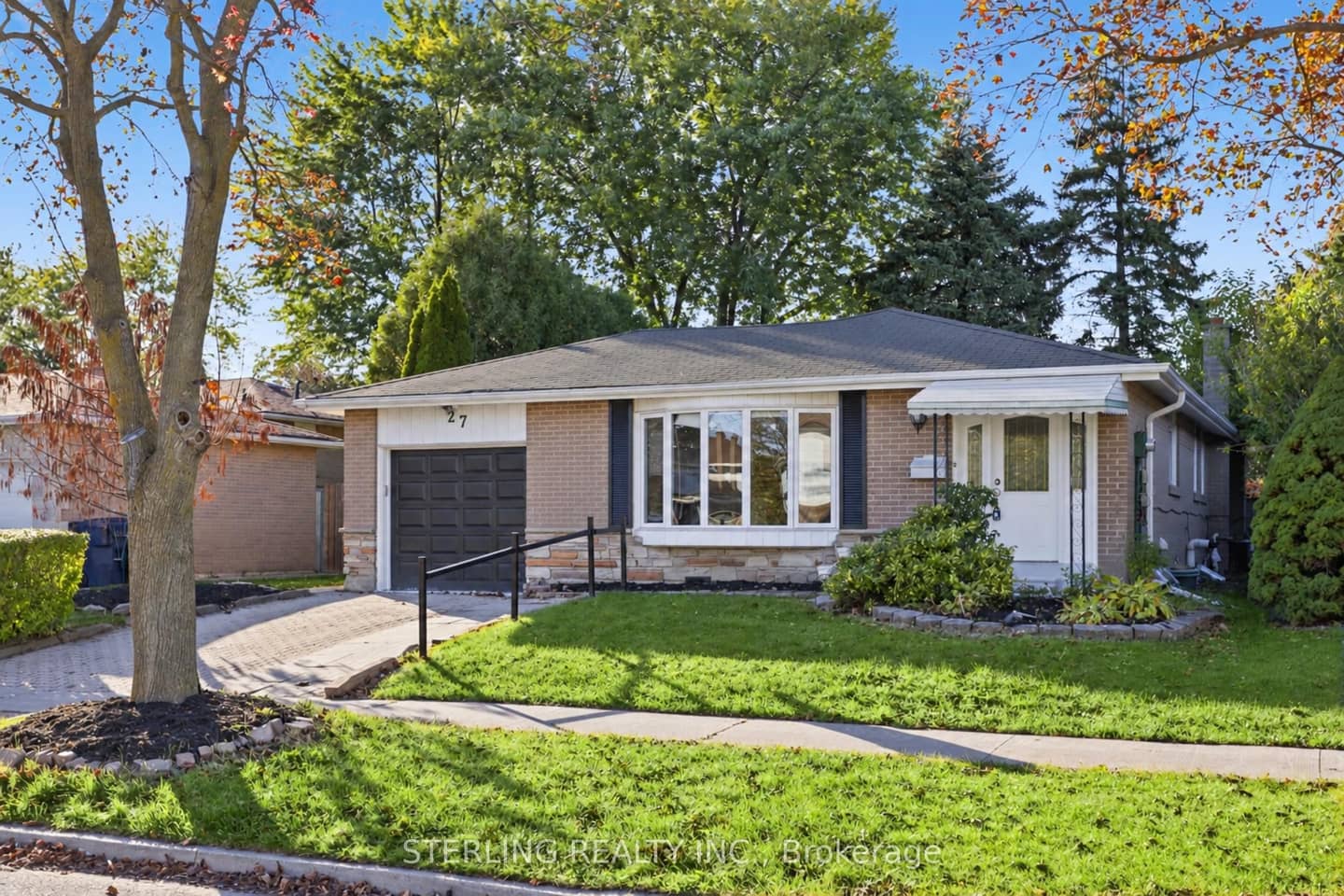 27 Oakmeadow Boulevard, Toronto, ON M1E 4G3