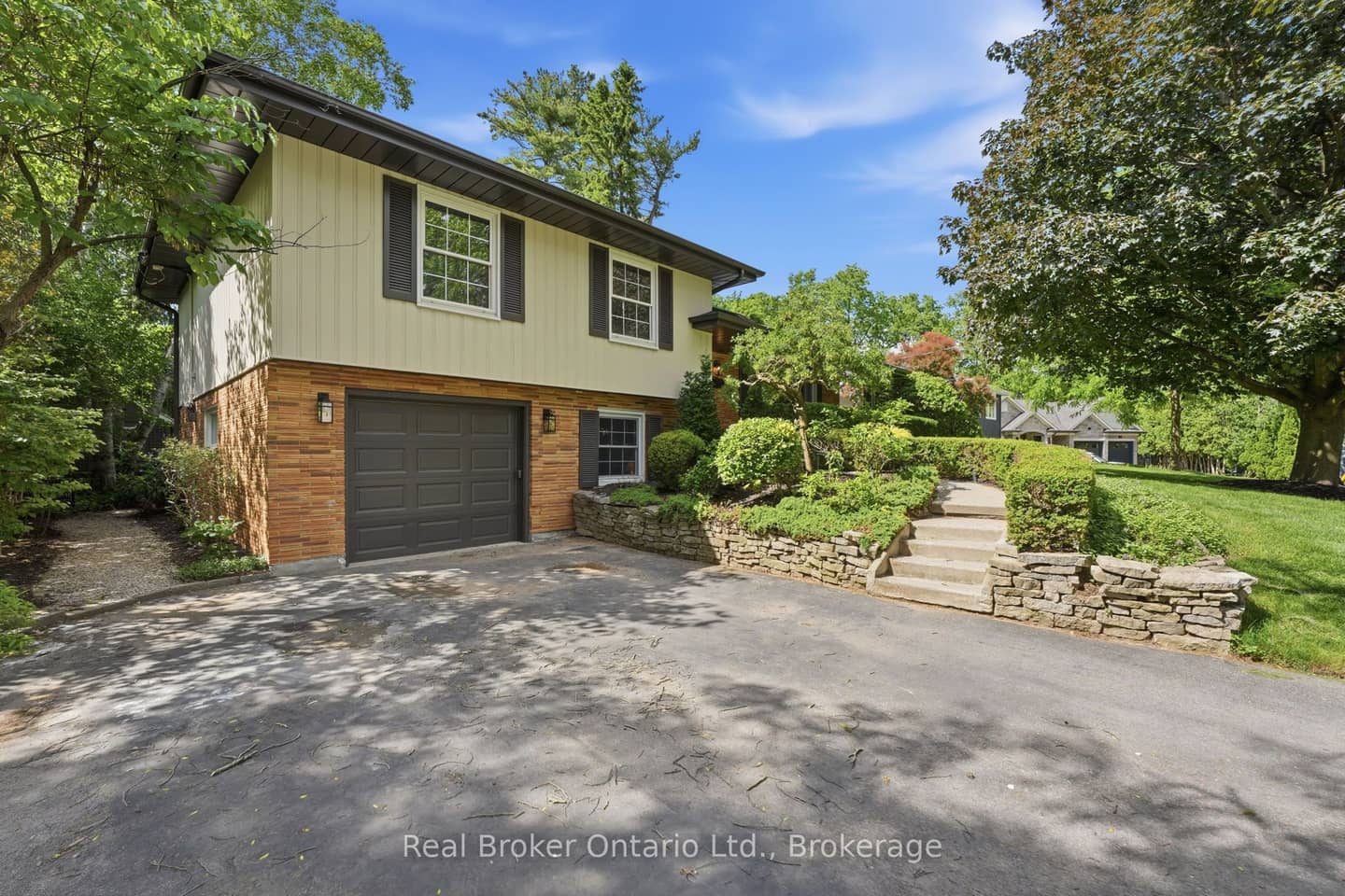 571 Leonard Court, Burlington, ON L7T 2P4