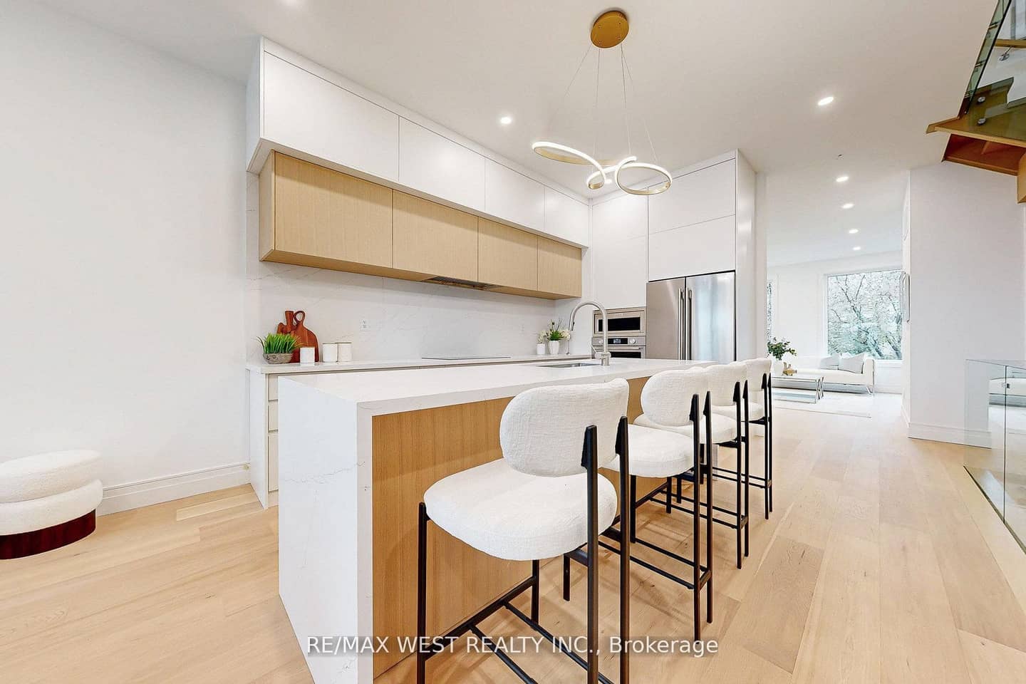 2639R Dundas Street W 3, Toronto, ON M6P 1X9
