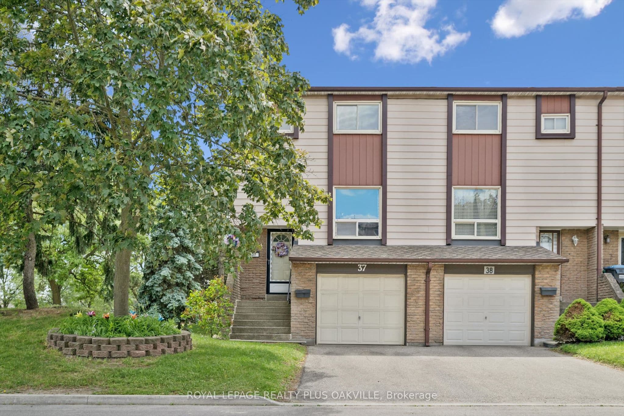 1221 Dundix Road 37, Mississauga, ON L4Y 3Y9