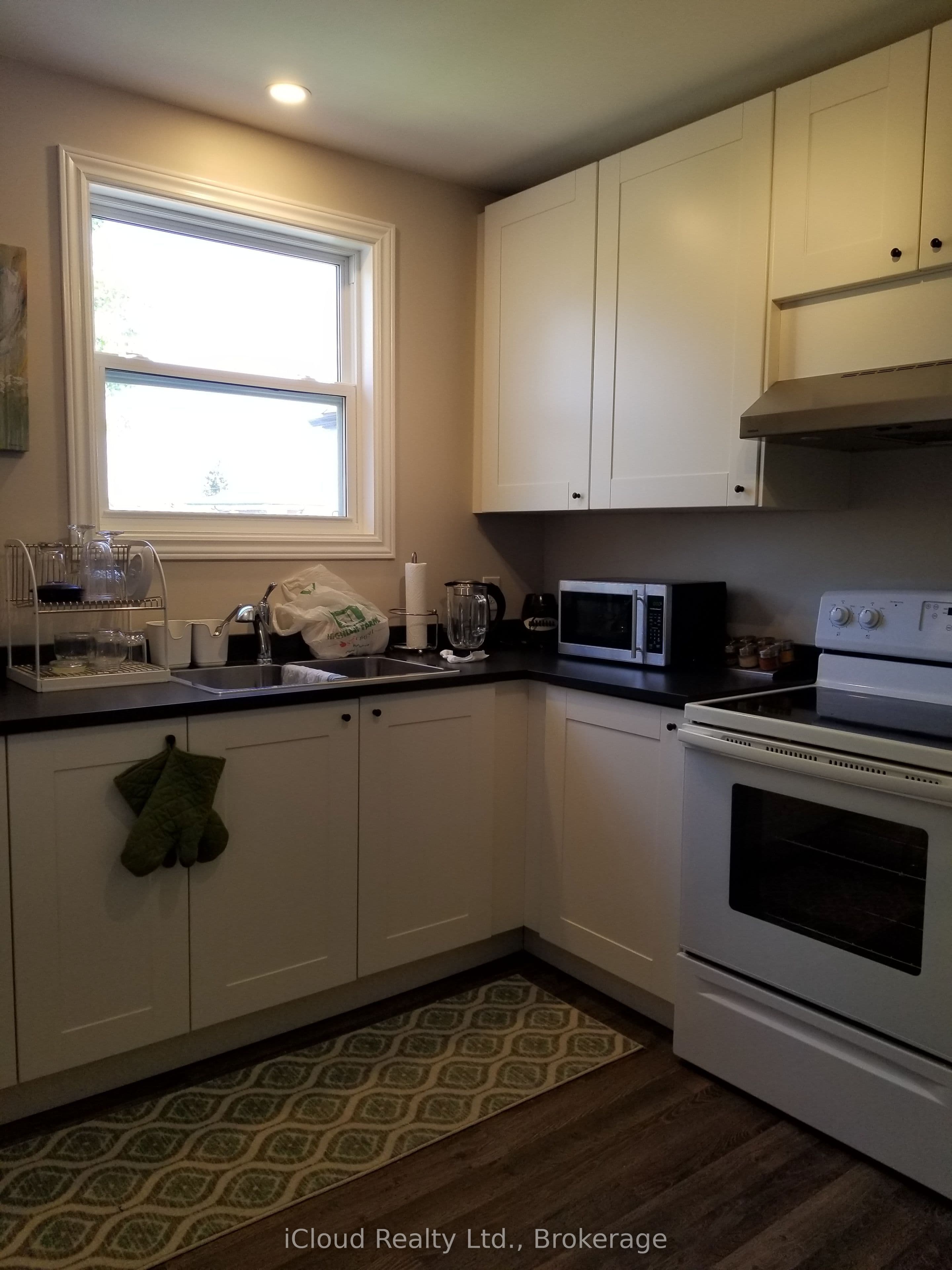 795 Lakeshore Road E 2C, Mississauga, ON L5E 1C8