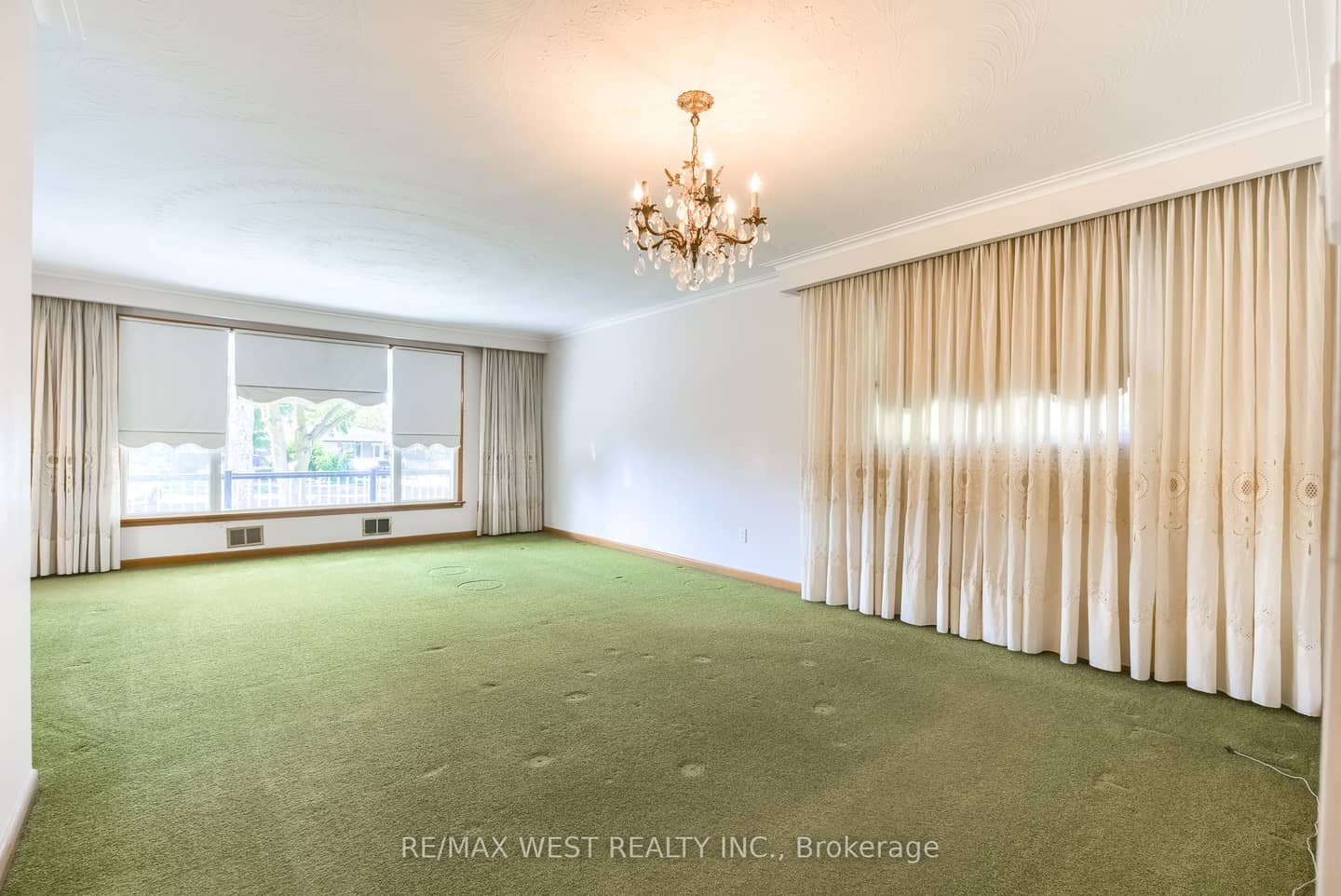 8 Carswell Place, Toronto, ON M9R 3K7